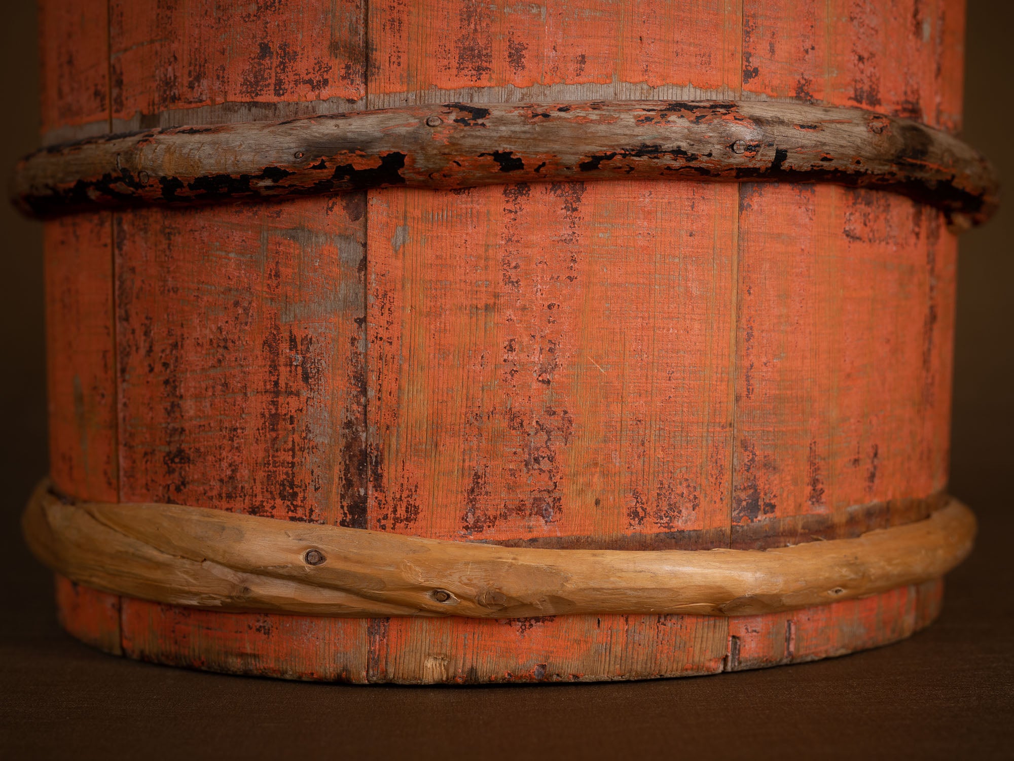 seau couvert du Jämtland, art paysan, Suède (fin du XIXe siècle)..Lidded bucket, peasant art, Sweden (late 19th century)