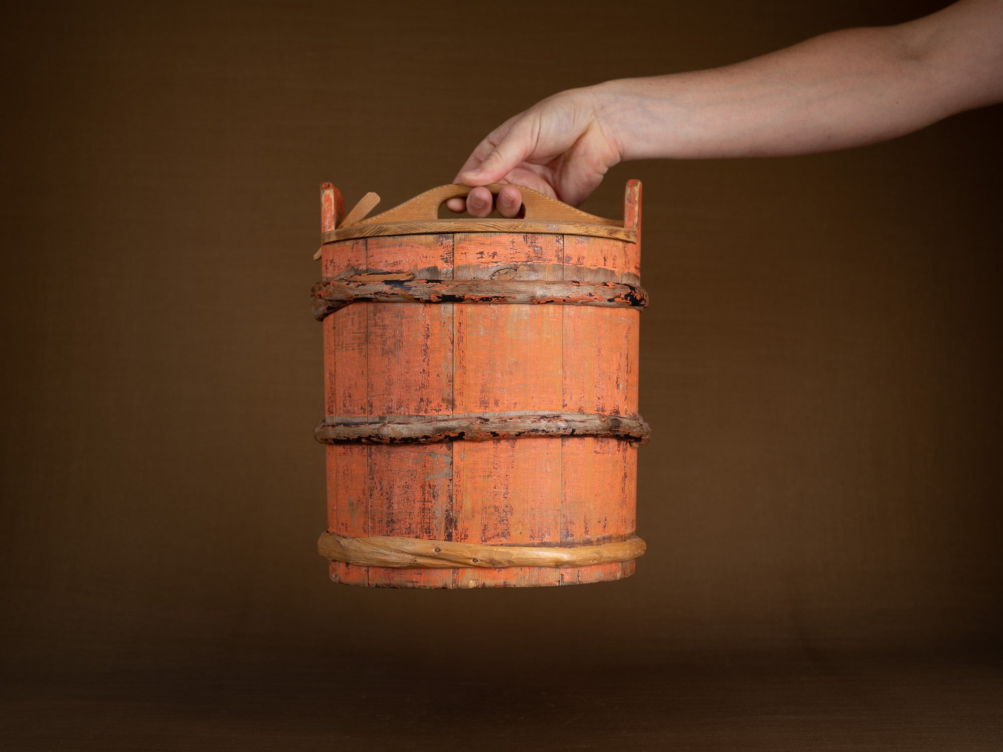 seau couvert du Jämtland, art paysan, Suède (fin du XIXe siècle)..Lidded bucket, peasant art, Sweden (late 19th century)