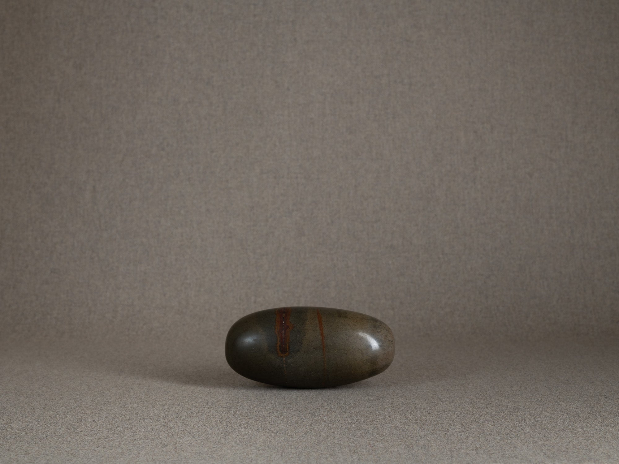 Shiva Lingam "œuf cosmique", jaspe sacrée hindouiste, Inde..Shiva Lingam "cosmic egg", hindu sacred jasper Narmada river stone, India