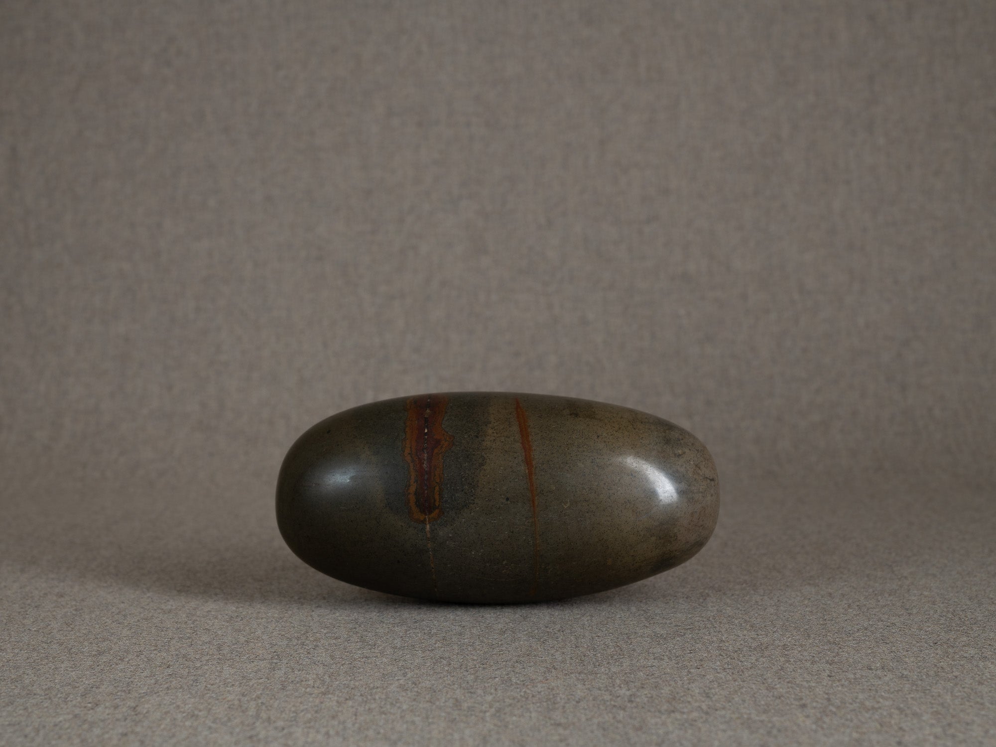 Shiva Lingam "œuf cosmique", jaspe sacrée hindouiste, Inde..Shiva Lingam "cosmic egg", hindu sacred jasper Narmada river stone, India