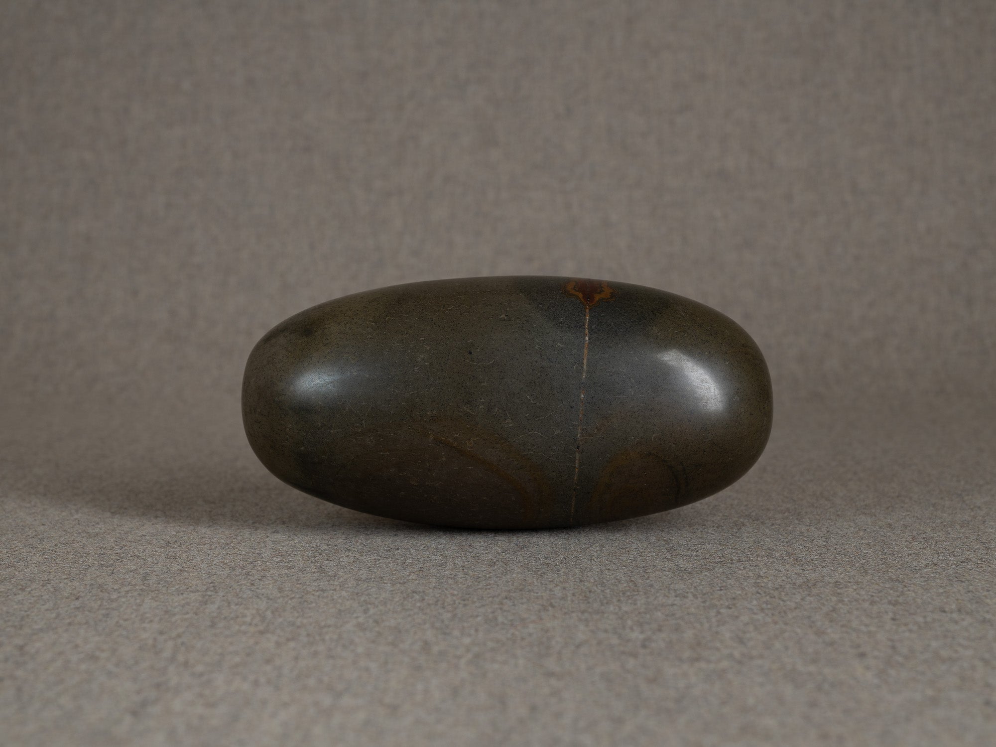 Shiva Lingam "œuf cosmique", jaspe sacrée hindouiste, Inde..Shiva Lingam "cosmic egg", hindu sacred jasper Narmada river stone, India
