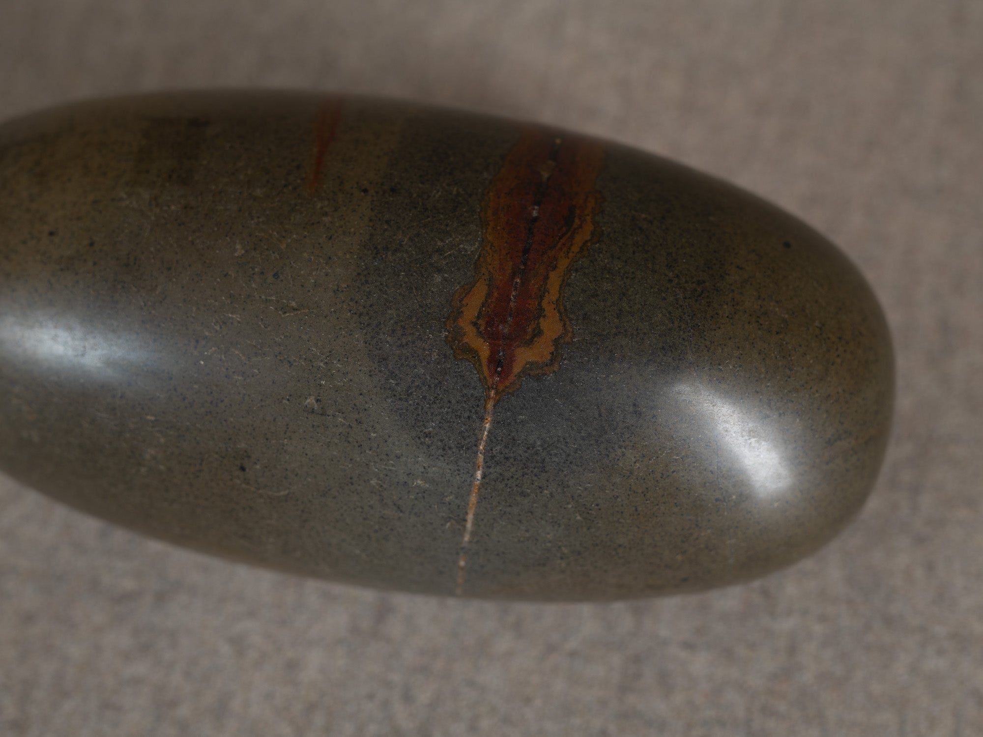 Shiva Lingam "œuf cosmique", jaspe sacrée hindouiste, Inde..Shiva Lingam "cosmic egg", hindu sacred jasper Narmada river stone, India