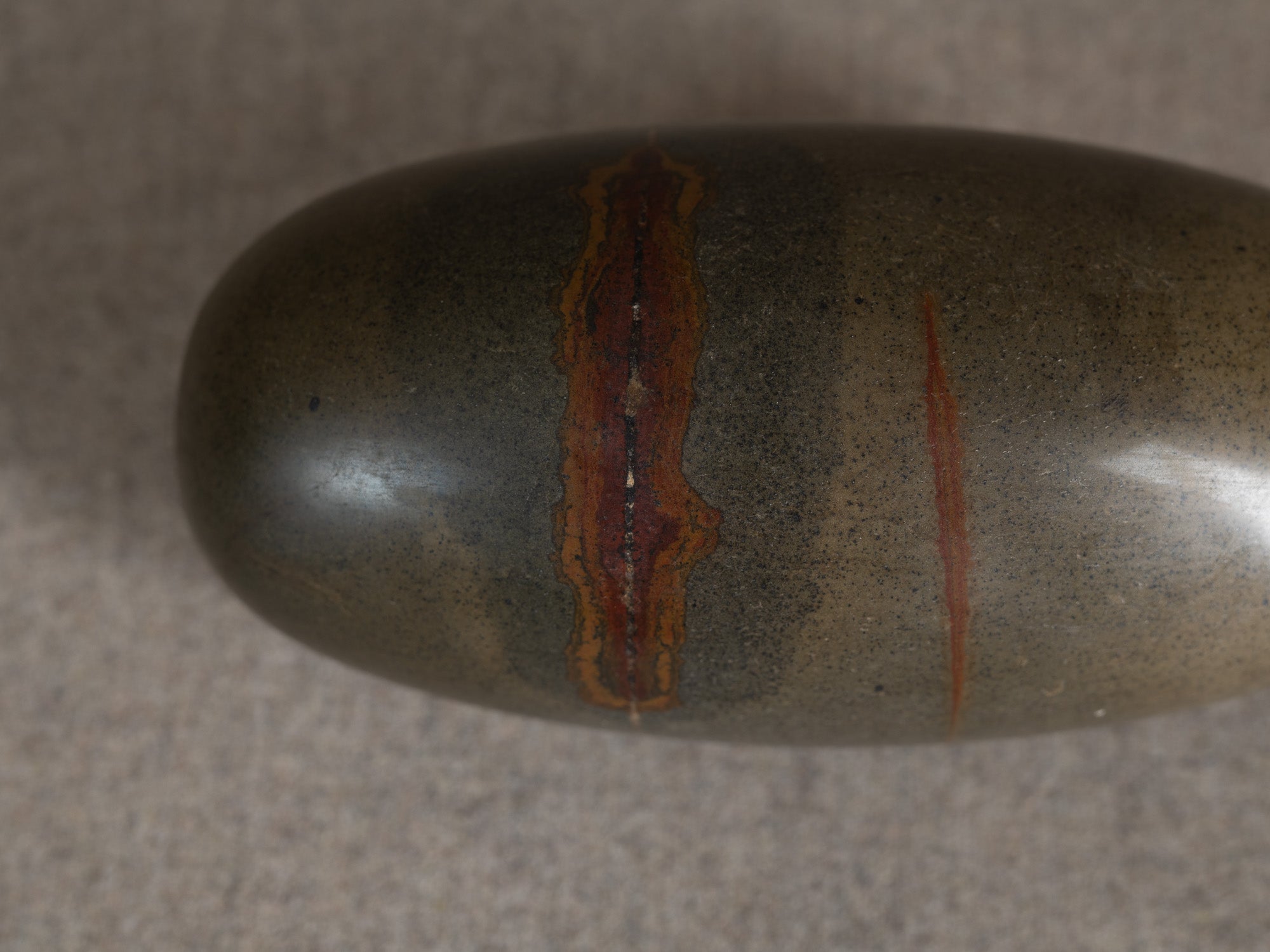 Shiva Lingam "œuf cosmique", jaspe sacrée hindouiste, Inde..Shiva Lingam "cosmic egg", hindu sacred jasper Narmada river stone, India