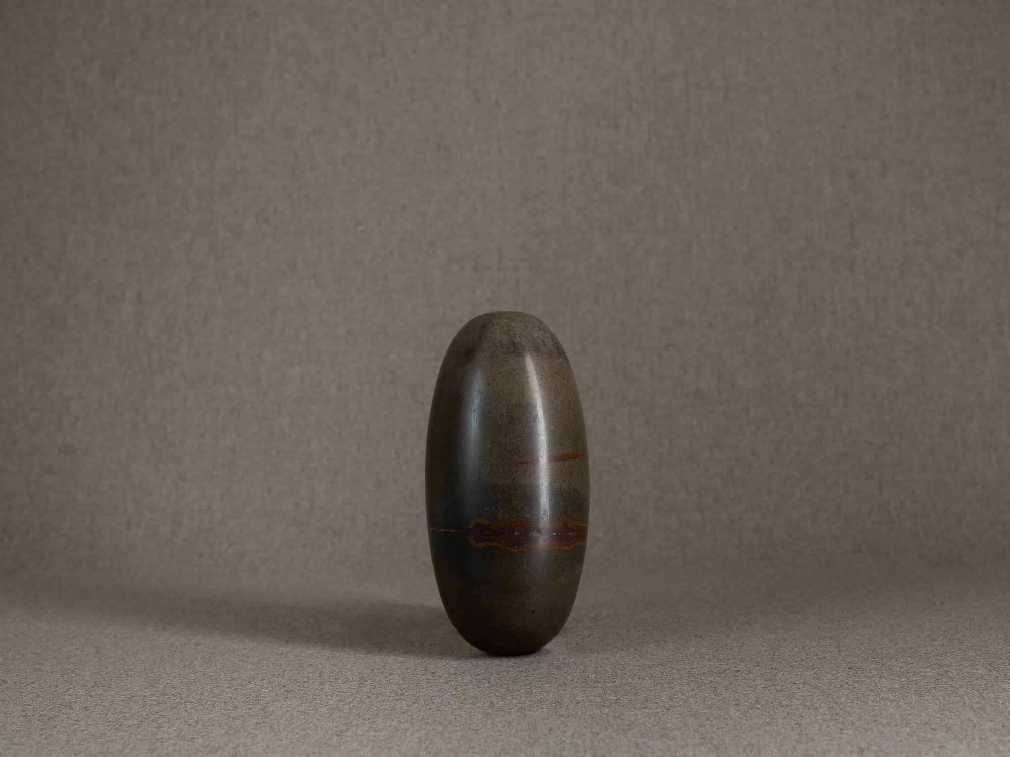 Shiva Lingam "œuf cosmique", jaspe sacrée hindouiste, Inde..Shiva Lingam "cosmic egg", hindu sacred jasper Narmada river stone, India