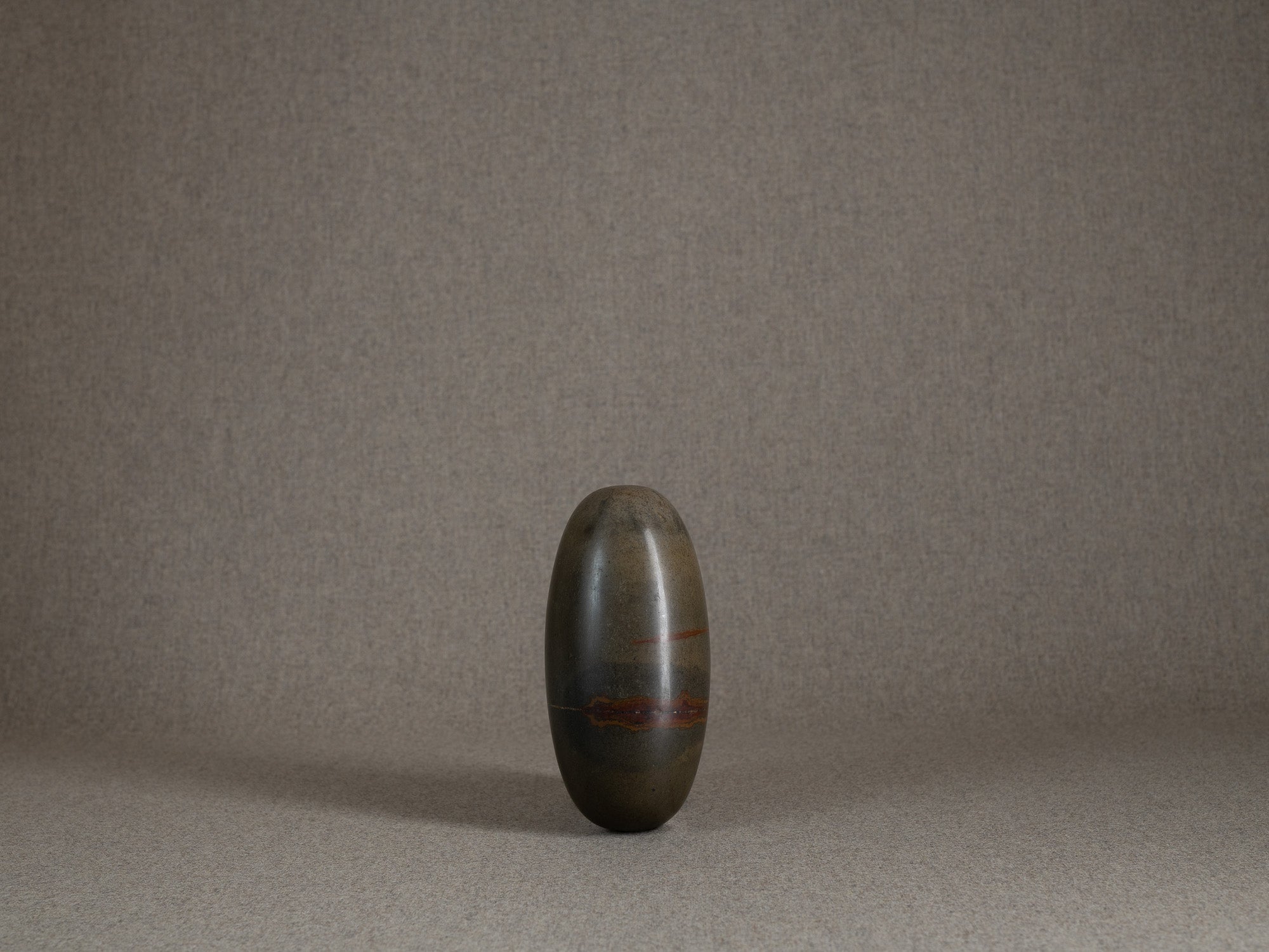 Shiva Lingam "œuf cosmique", jaspe sacrée hindouiste, Inde..Shiva Lingam "cosmic egg", hindu sacred jasper Narmada river stone, India