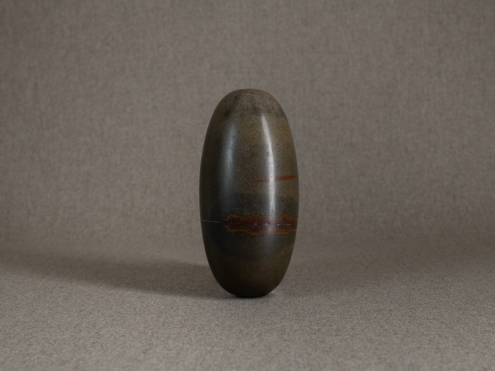 Shiva Lingam "œuf cosmique", jaspe sacrée hindouiste, Inde..Shiva Lingam "cosmic egg", hindu sacred jasper Narmada river stone, India