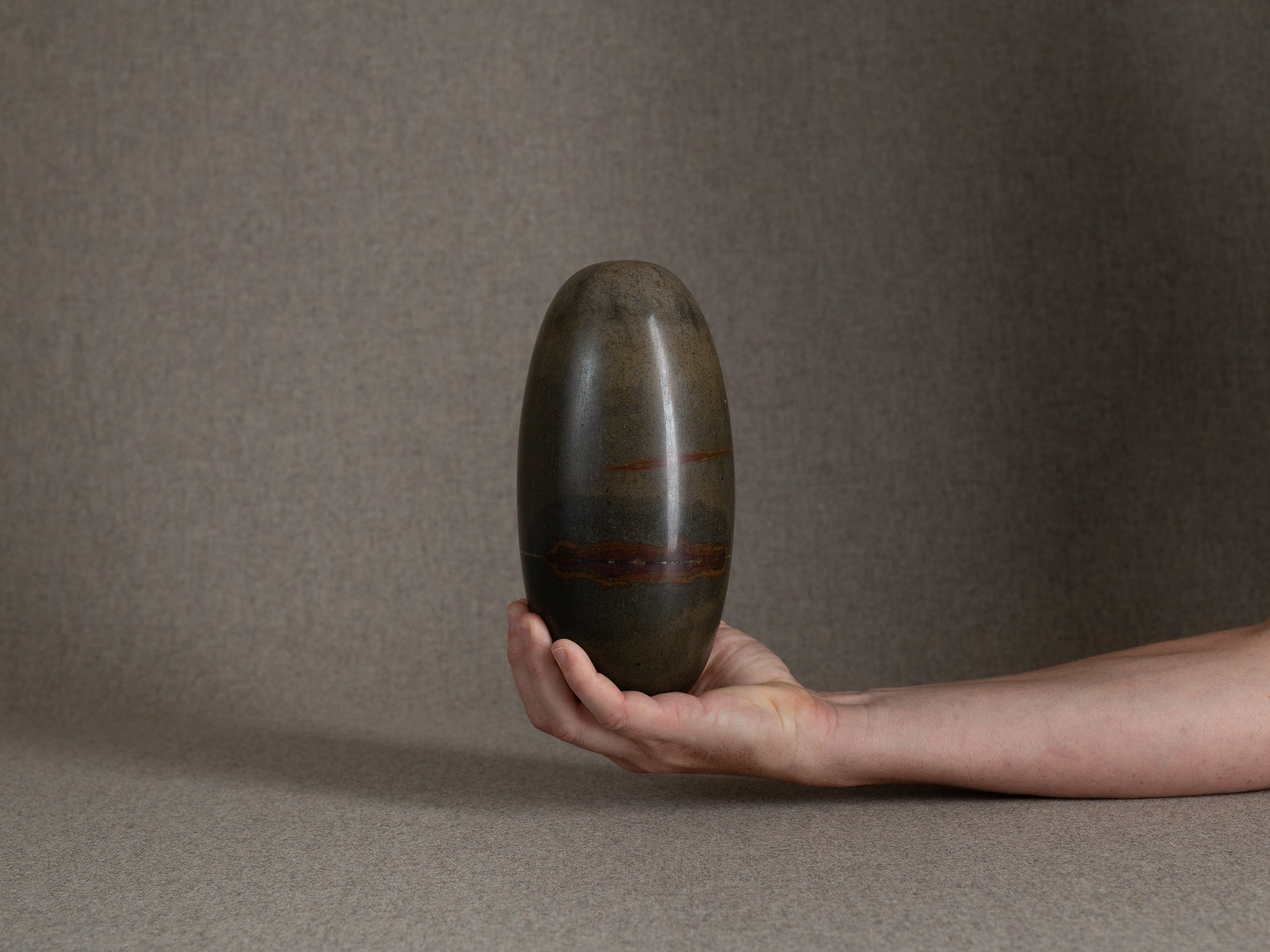 Shiva Lingam "œuf cosmique", jaspe sacrée hindouiste, Inde..Shiva Lingam "cosmic egg", hindu sacred jasper Narmada river stone, India
