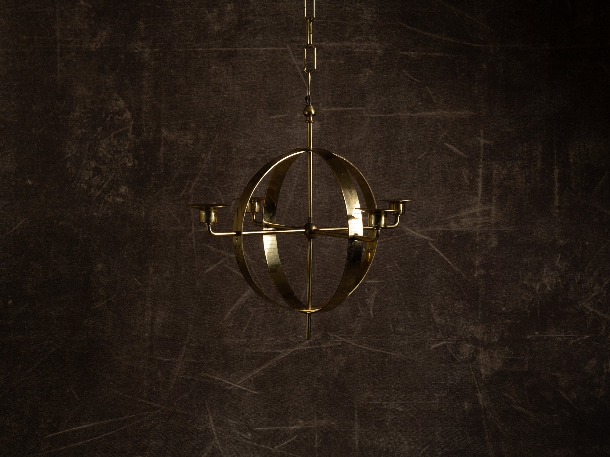 Lustre / Chandelier à suspendre en laiton par Hans‑Agne Jakobsson pour Markaryd AB, Suède (vers 1958)..Hanging brass chandelier / ceiling candle holders by Hans‑Agne Jakobsson for Markaryd AB, Sweden (circa 1958)