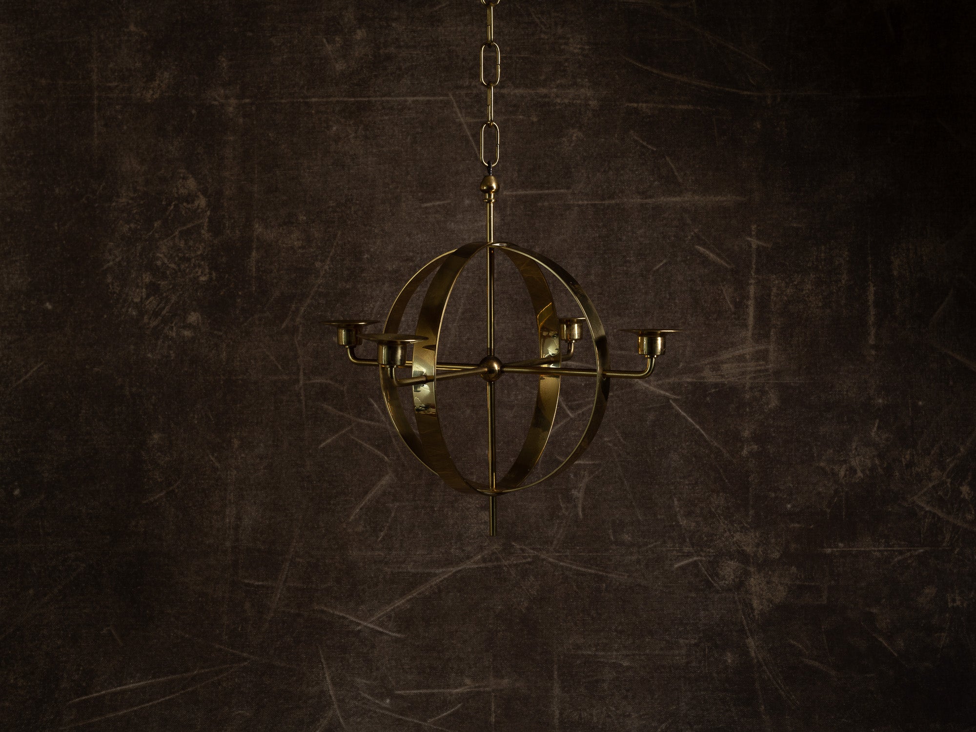 Lustre / Chandelier à suspendre en laiton par Hans‑Agne Jakobsson pour Markaryd AB, Suède (vers 1958)..Hanging brass chandelier / ceiling candle holders by Hans‑Agne Jakobsson for Markaryd AB, Sweden (circa 1958)
