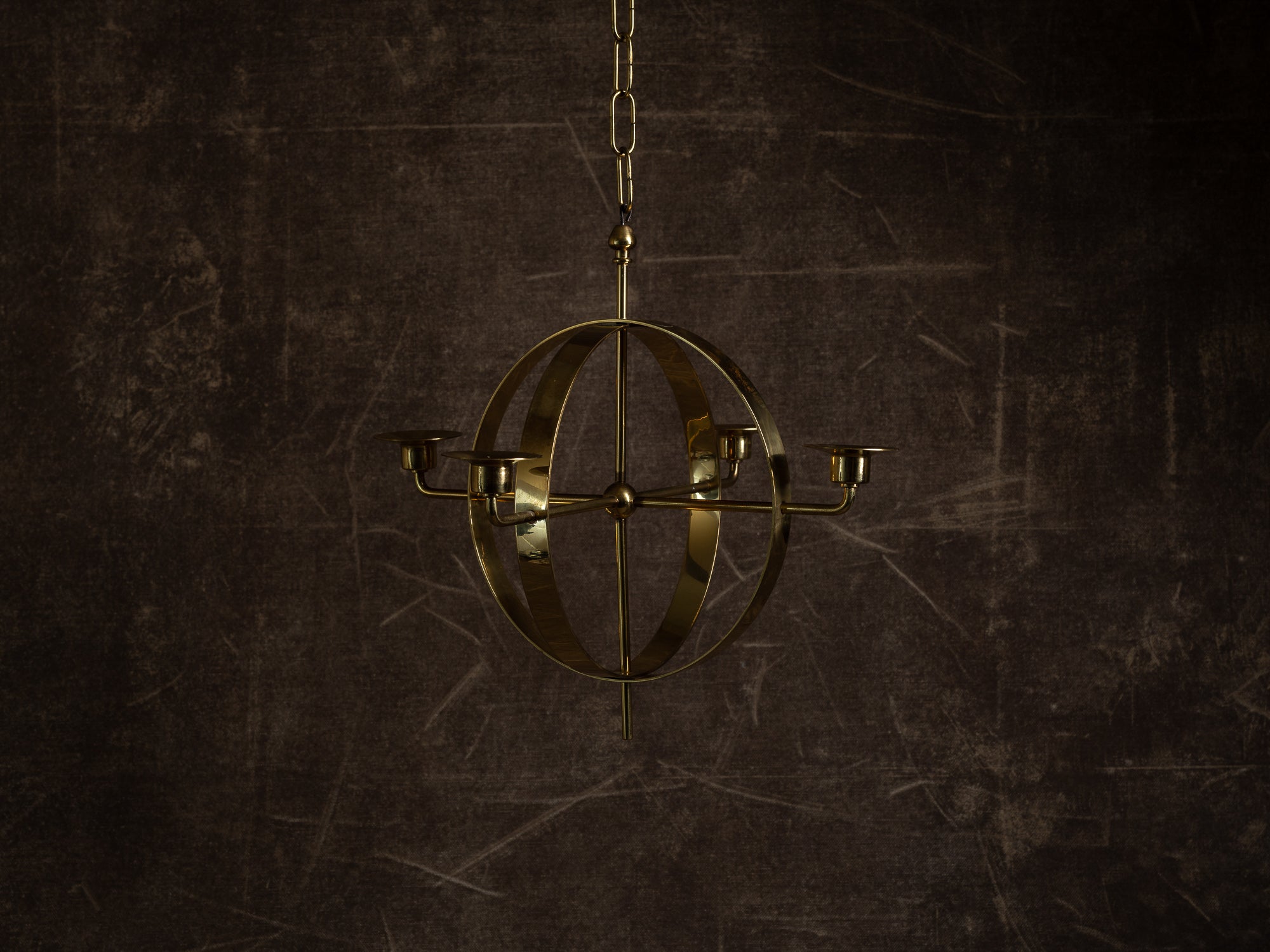 Lustre / Chandelier à suspendre en laiton par Hans‑Agne Jakobsson pour Markaryd AB, Suède (vers 1958)..Hanging brass chandelier / ceiling candle holders by Hans‑Agne Jakobsson for Markaryd AB, Sweden (circa 1958)