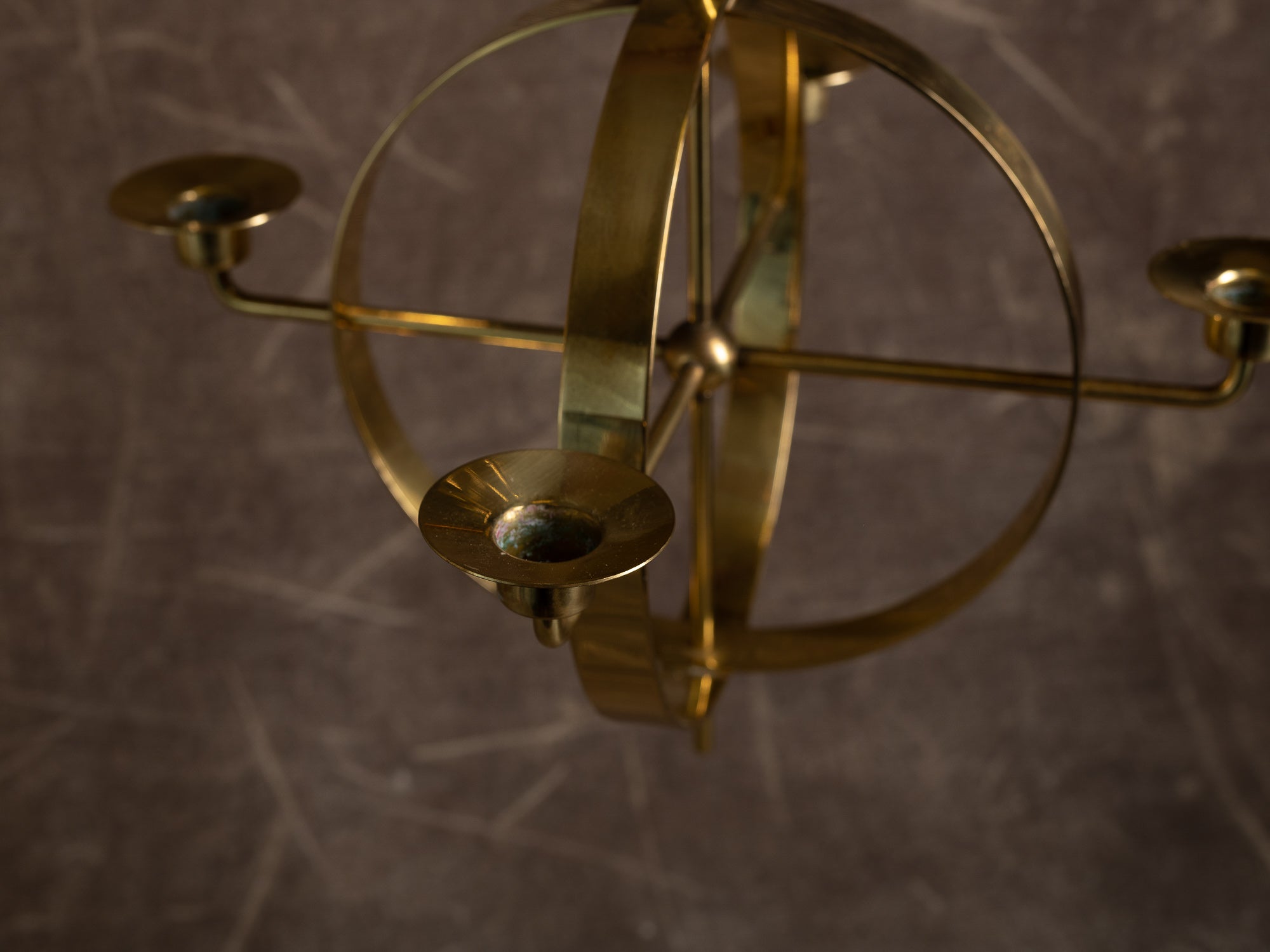 Lustre / Chandelier à suspendre en laiton par Hans‑Agne Jakobsson pour Markaryd AB, Suède (vers 1958)..Hanging brass chandelier / ceiling candle holders by Hans‑Agne Jakobsson for Markaryd AB, Sweden (circa 1958)