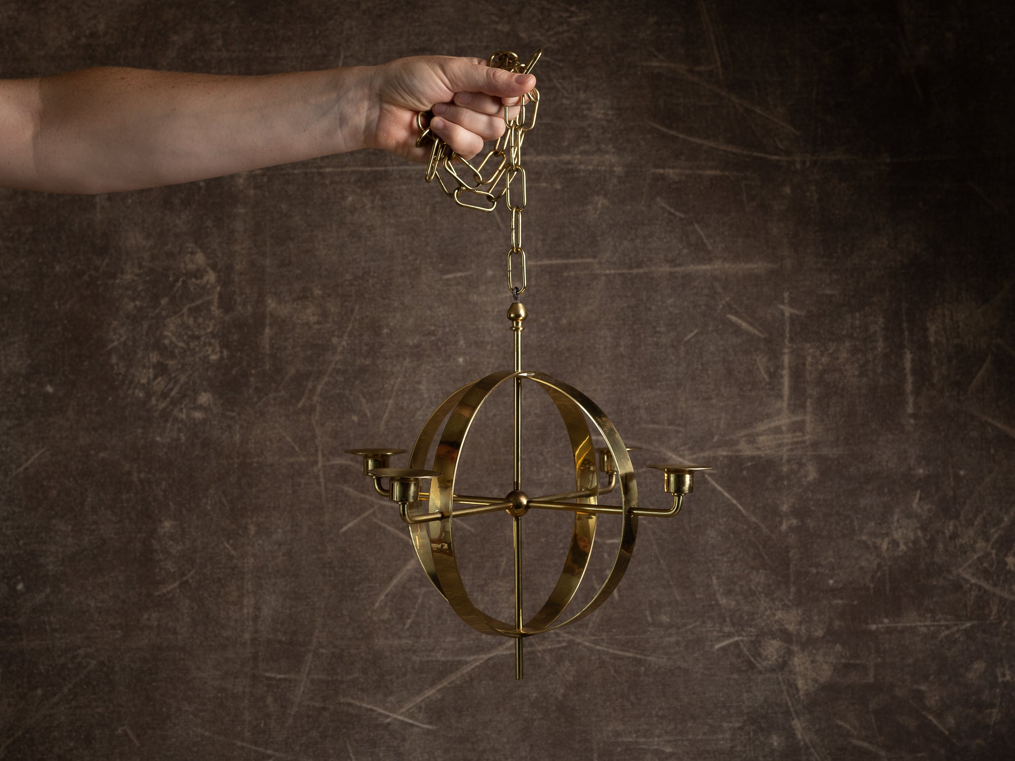 Lustre / Chandelier à suspendre en laiton par Hans‑Agne Jakobsson pour Markaryd AB, Suède (vers 1958)..Hanging brass chandelier / ceiling candle holders by Hans‑Agne Jakobsson for Markaryd AB, Sweden (circa 1958)