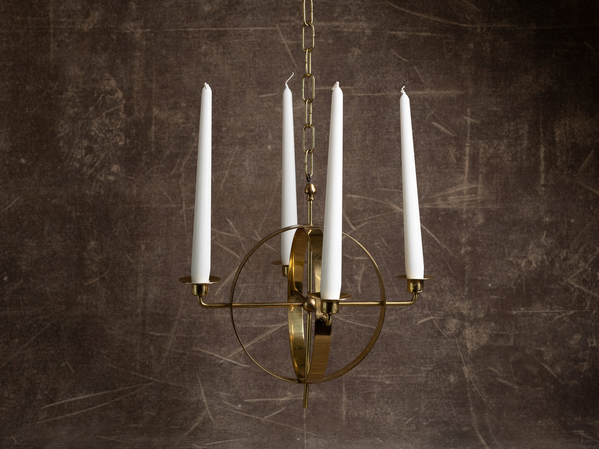 Lustre / Chandelier à suspendre en laiton par Hans&#x2011;Agne Jakobsson pour Markaryd AB, Suède (vers 1958)..Hanging brass chandelier / ceiling candle holders by Hans&#x2011;Agne Jakobsson for Markaryd AB, Sweden (circa 1958)