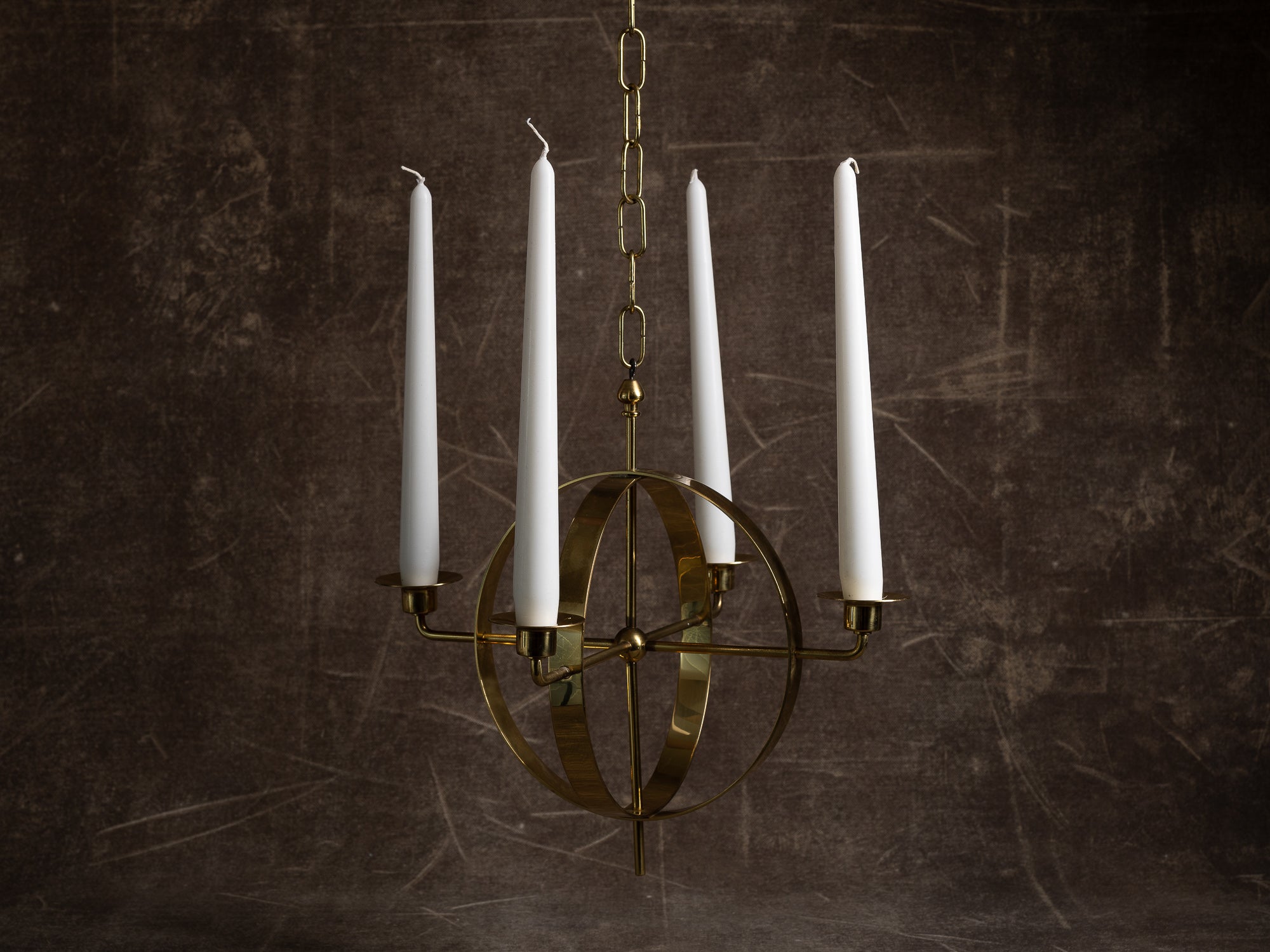 Lustre / Chandelier à suspendre en laiton par Hans‑Agne Jakobsson pour Markaryd AB, Suède (vers 1958)..Hanging brass chandelier / ceiling candle holders by Hans‑Agne Jakobsson for Markaryd AB, Sweden (circa 1958)