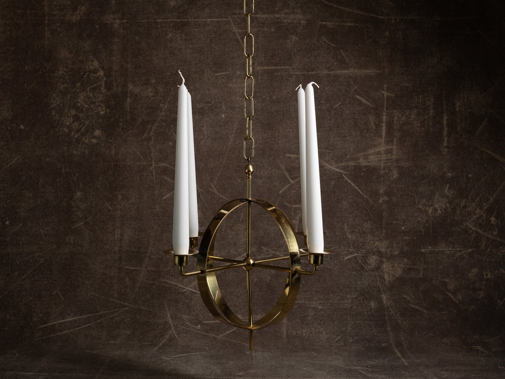 Lustre / Chandelier à suspendre en laiton par Hans‑Agne Jakobsson pour Markaryd AB, Suède (vers 1958)..Hanging brass chandelier / ceiling candle holders by Hans‑Agne Jakobsson for Markaryd AB, Sweden (circa 1958)