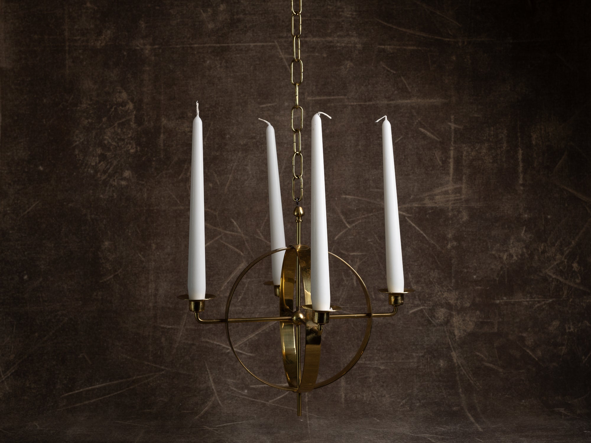 Lustre / Chandelier à suspendre en laiton par Hans‑Agne Jakobsson pour Markaryd AB, Suède (vers 1958)..Hanging brass chandelier / ceiling candle holders by Hans‑Agne Jakobsson for Markaryd AB, Sweden (circa 1958)