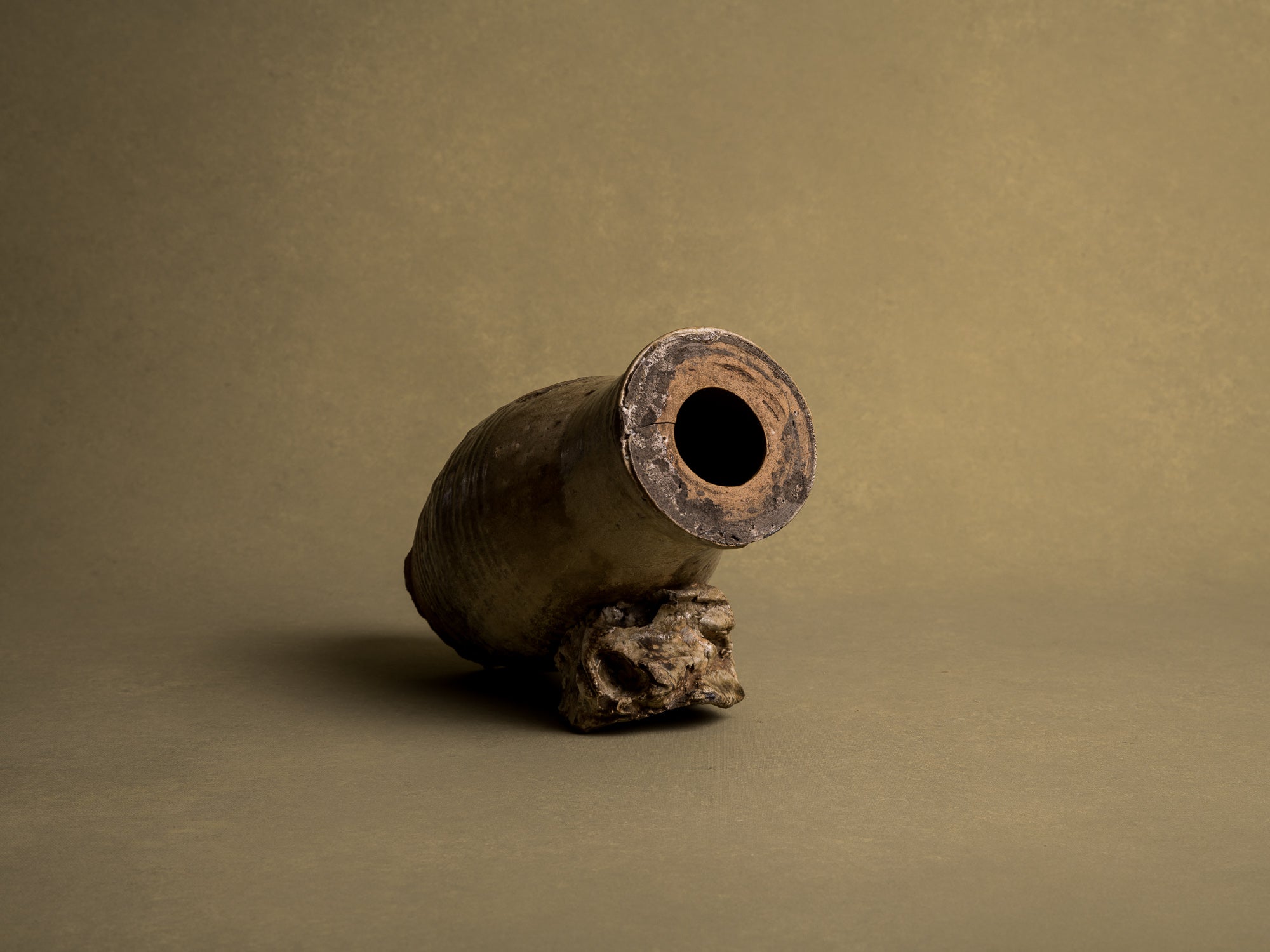 Mitate, vase "jambe de chien" en grès du beauvaisis, France (XVIIIe / XIXe siècle)..Mitate, vase "jambe de chien" in stoneware from beauvaisis, France (18th / 19th century)