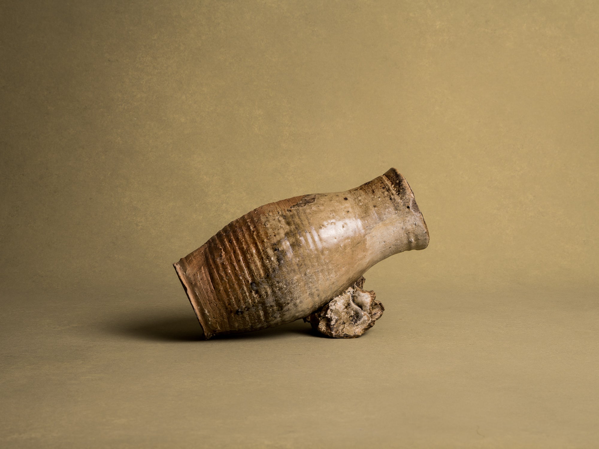 Mitate, vase "jambe de chien" en grès du beauvaisis, France (XVIIIe / XIXe siècle)..Mitate, vase "jambe de chien" in stoneware from beauvaisis, France (18th / 19th century)