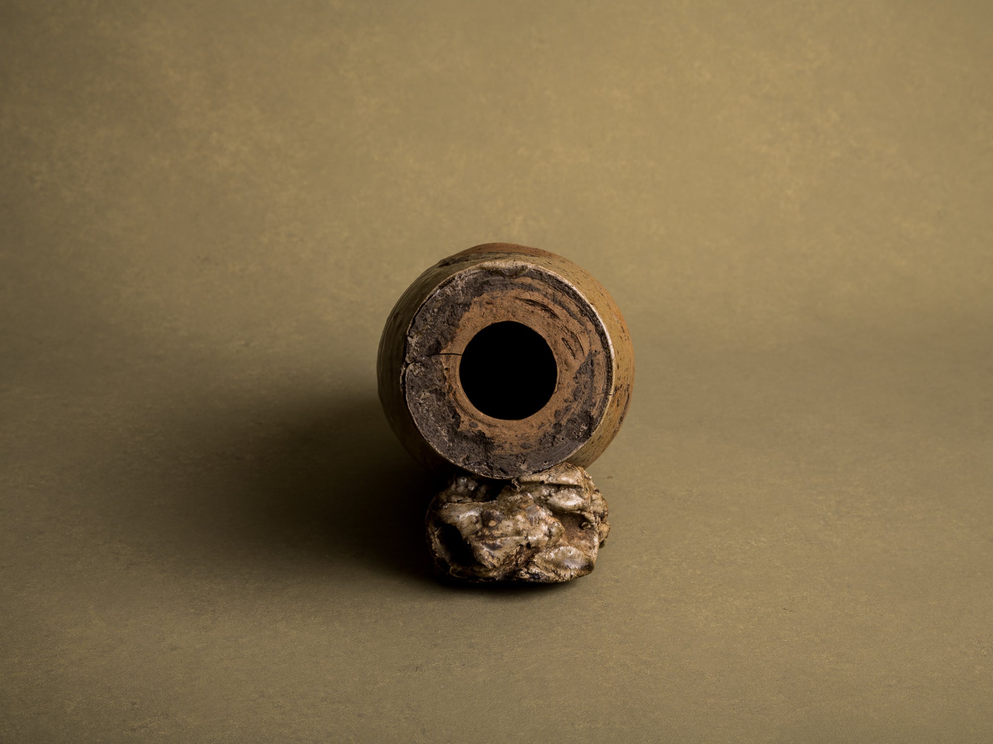 Mitate, vase "jambe de chien" en grès du beauvaisis, France (XVIIIe / XIXe siècle)..Mitate, vase "jambe de chien" in stoneware from beauvaisis, France (18th / 19th century)
