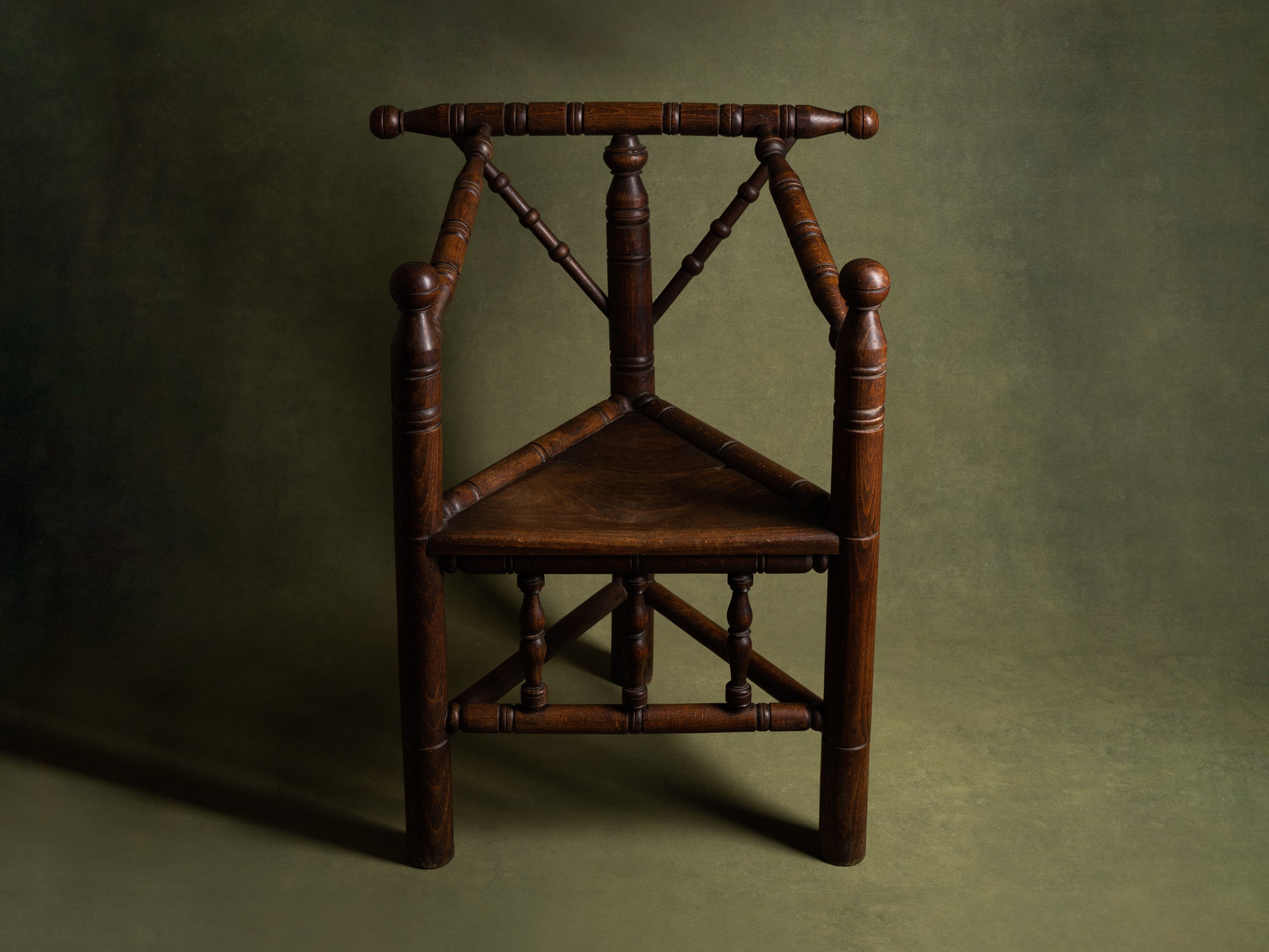 Fauteuil "monk", art populaire nordique, Scandinavie (Début du XXe siècle).."Monk" armchair, Nordic folk art, Scandinavia (First half 20th century)