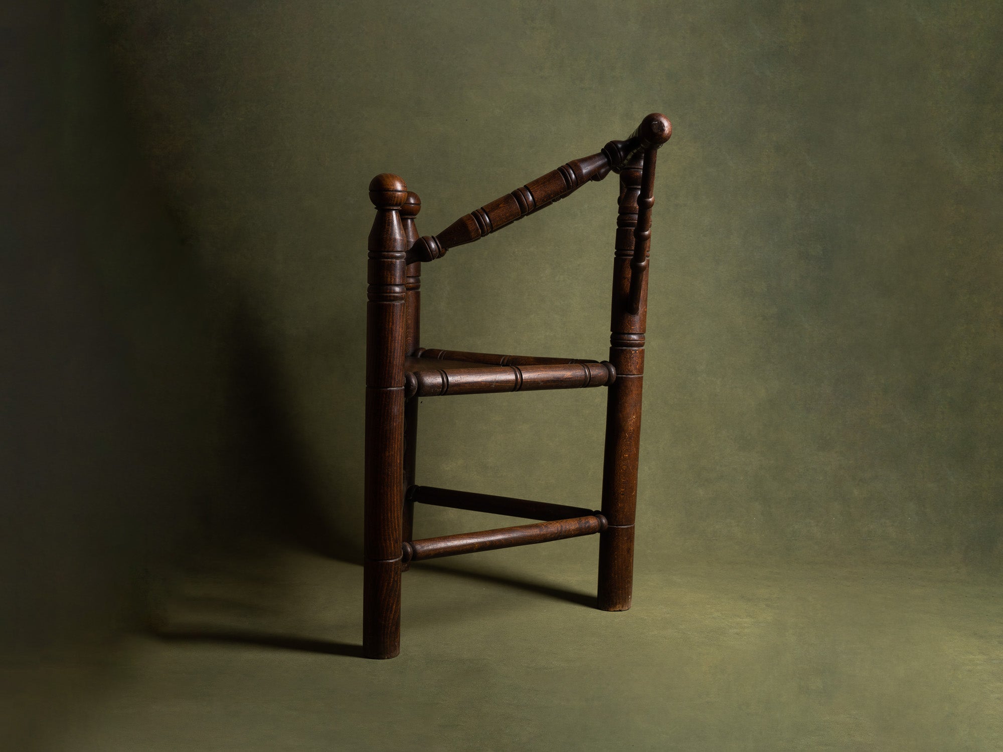 Fauteuil "monk", art populaire nordique, Scandinavie (Début du XXe siècle).."Monk" armchair, Nordic folk art, Scandinavia (First half 20th century)