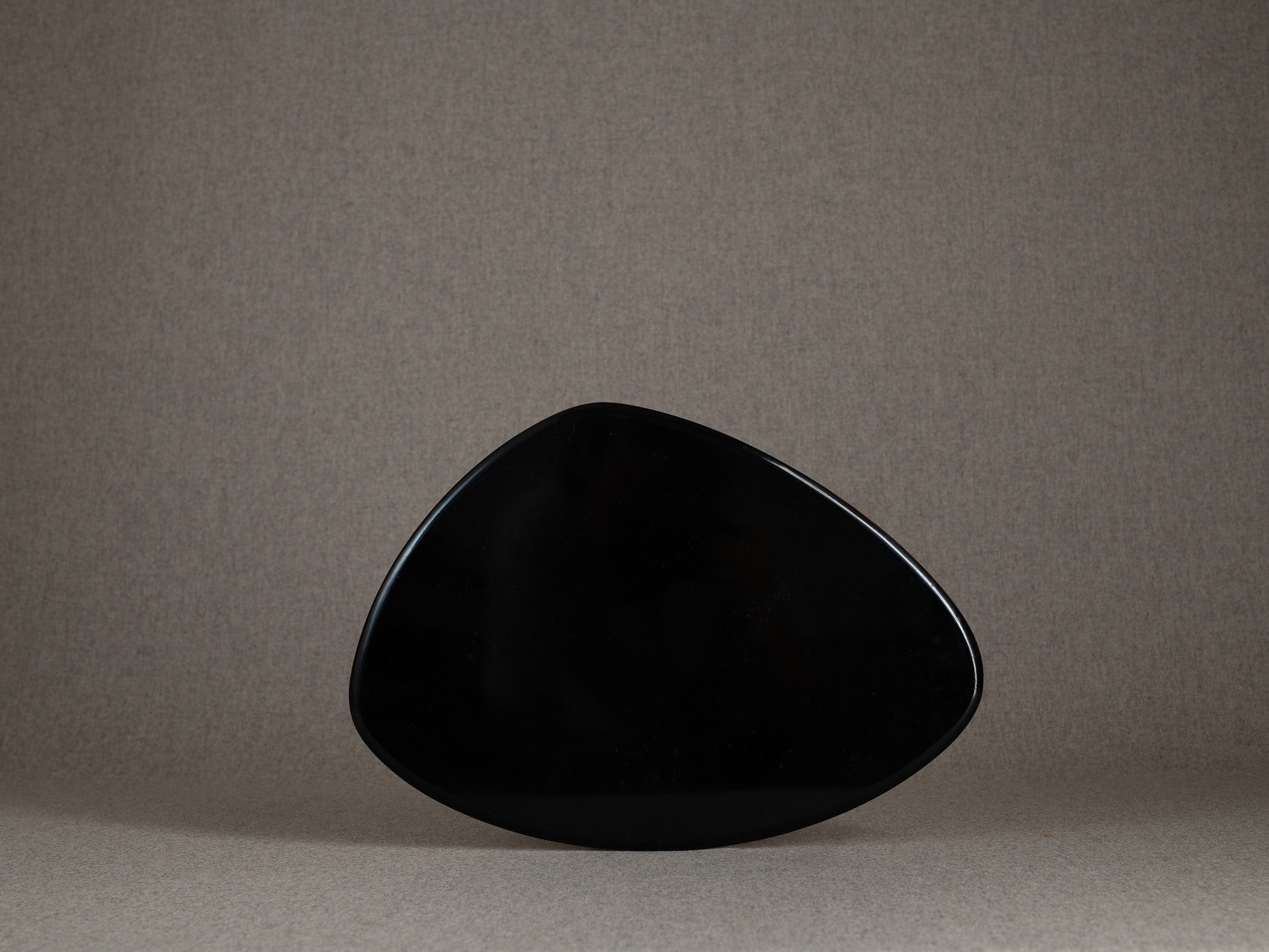 Plateau monoxyle senchabon en laque urushi negoro, Japon (Ére Showa)..Free form monoxyle senchabon tray in urushi negoro lacquer, Japan (Showa era)
