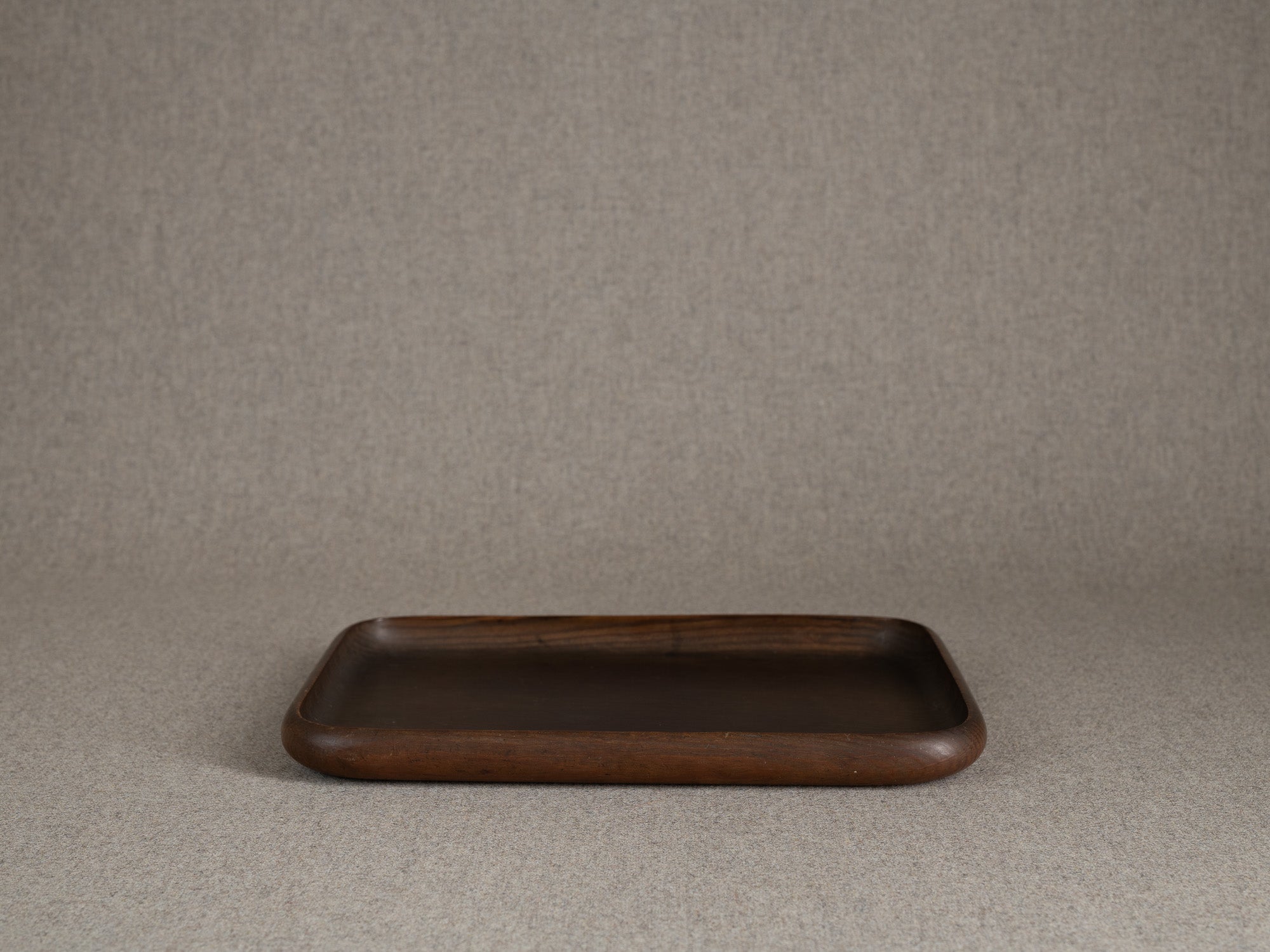 Ancien plateau monoxyle senchabon en bois de zelkova, Japon (Fin de l'ère Meiji / début ère Shōwa)..Senchabon monoxyle tray in keyaki zelkova wood, Japan (Late Meiji / early Showa era)