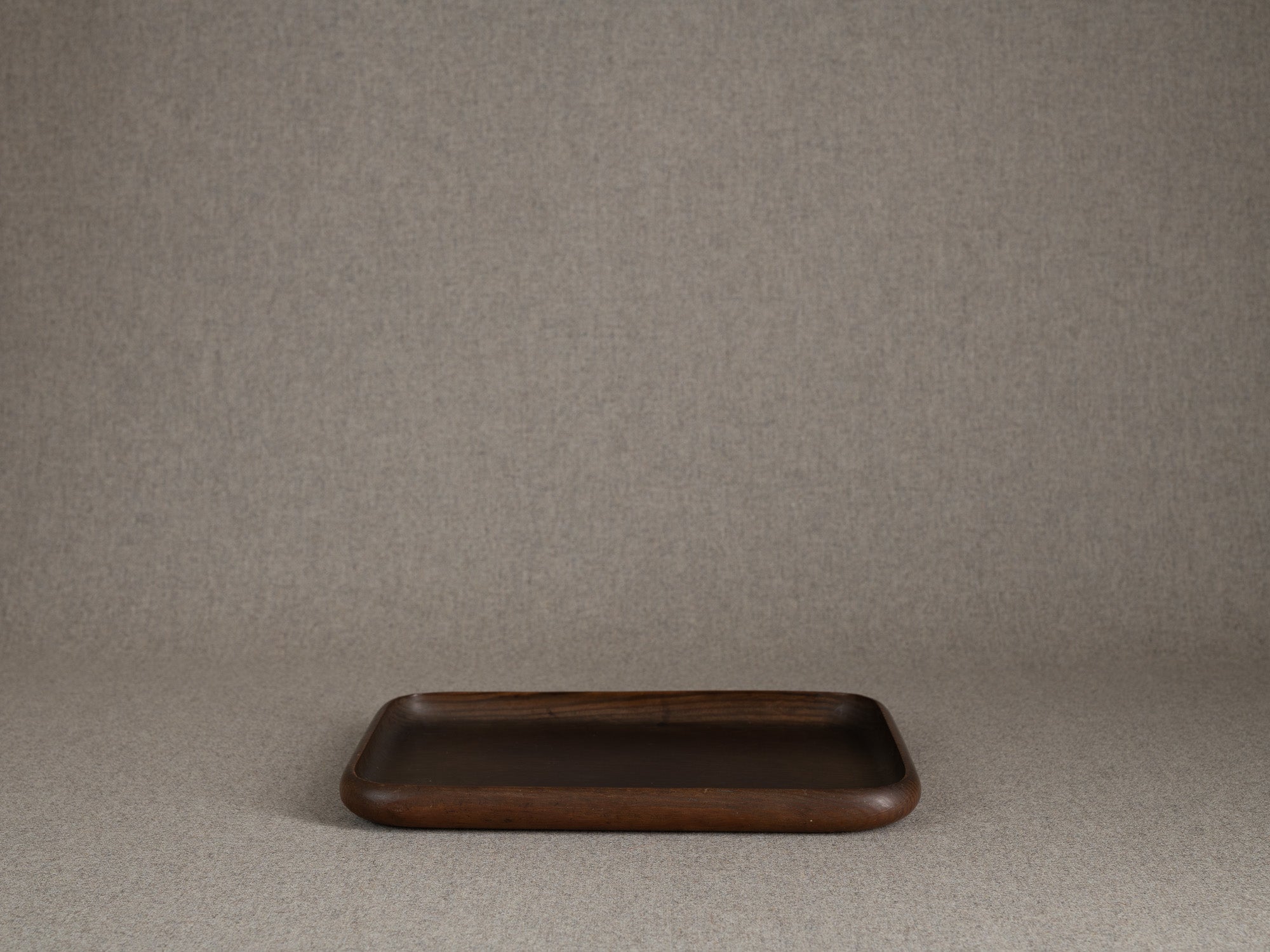 Ancien plateau monoxyle senchabon en bois de zelkova, Japon (Fin de l'ère Meiji / début ère Shōwa)..Senchabon monoxyle tray in keyaki zelkova wood, Japan (Late Meiji / early Showa era)