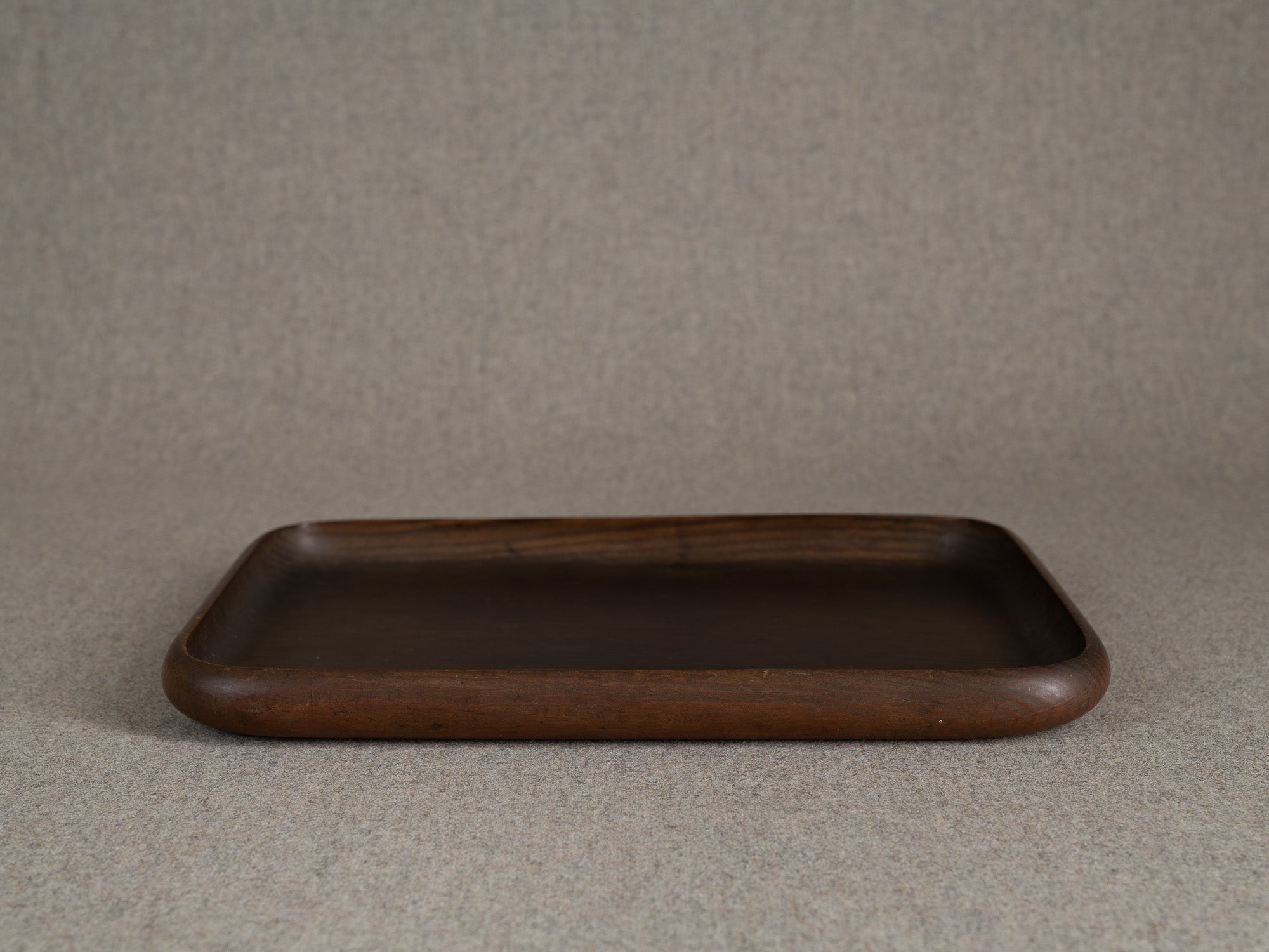 Ancien plateau monoxyle senchabon en bois de zelkova, Japon (Fin de l'ère Meiji / début ère Shōwa)..Senchabon monoxyle tray in keyaki zelkova wood, Japan (Late Meiji / early Showa era)