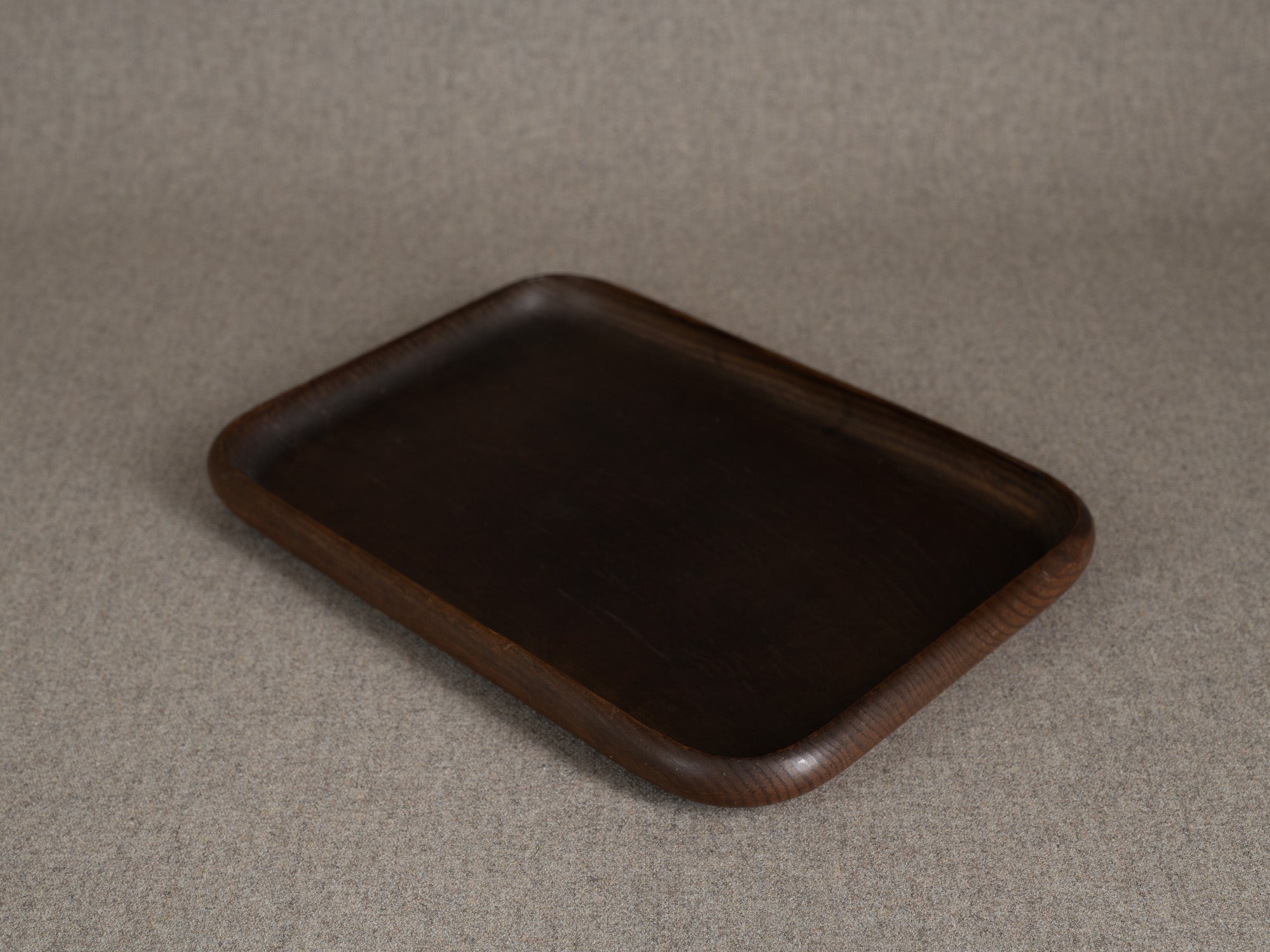 Ancien plateau monoxyle senchabon en bois de zelkova, Japon (Fin de l'ère Meiji / début ère Shōwa)..Senchabon monoxyle tray in keyaki zelkova wood, Japan (Late Meiji / early Showa era)