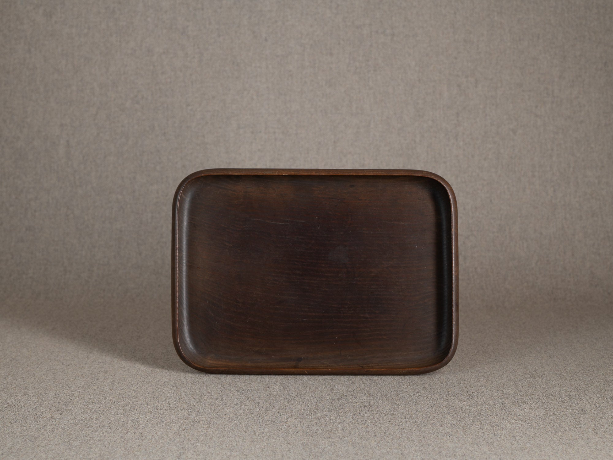 Ancien plateau monoxyle senchabon en bois de zelkova, Japon (Fin de l'ère Meiji / début ère Shōwa)..Senchabon monoxyle tray in keyaki zelkova wood, Japan (Late Meiji / early Showa era)