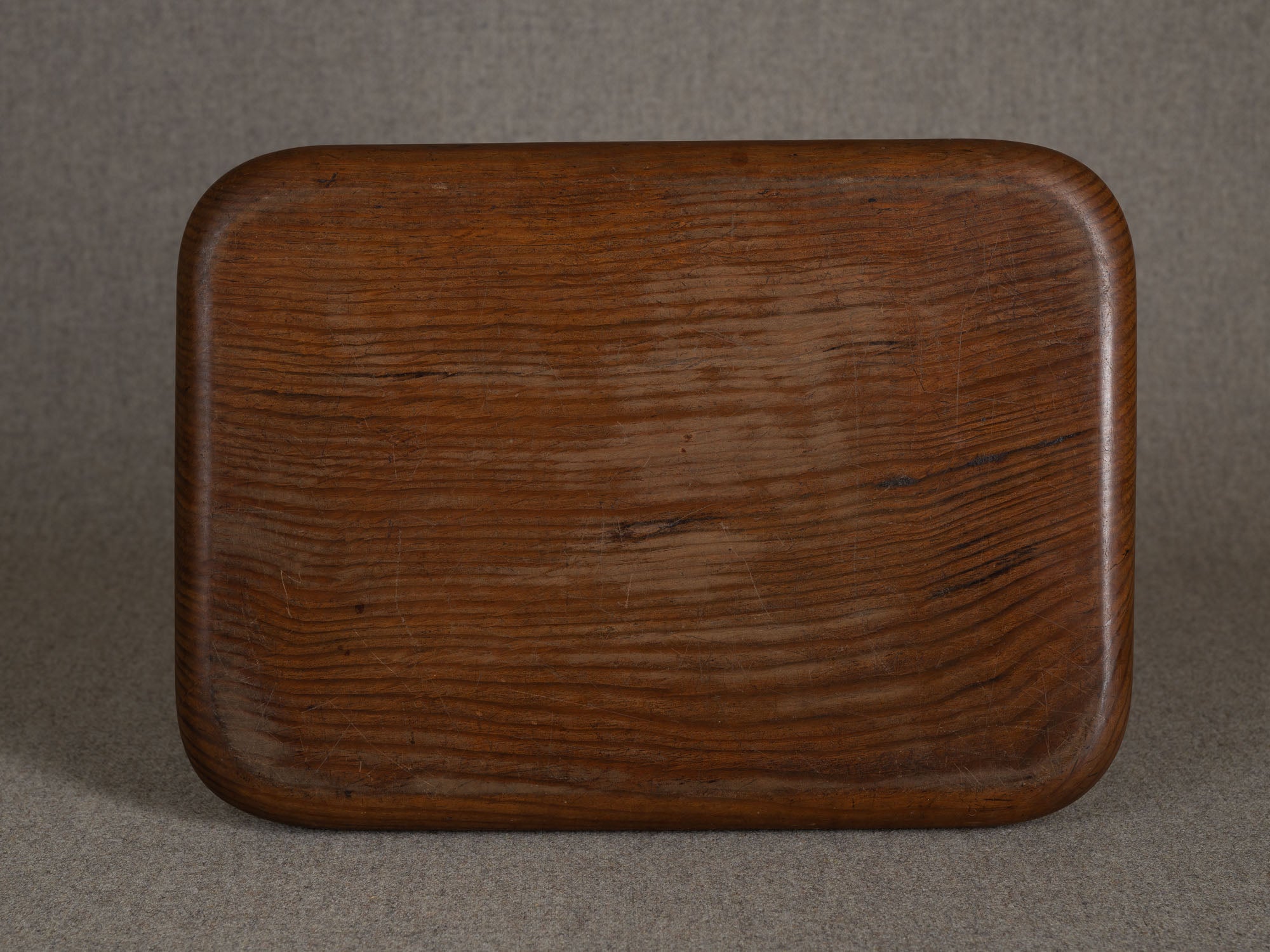 Ancien plateau monoxyle senchabon en bois de zelkova, Japon (Fin de l'ère Meiji / début ère Shōwa)..Senchabon monoxyle tray in keyaki zelkova wood, Japan (Late Meiji / early Showa era)