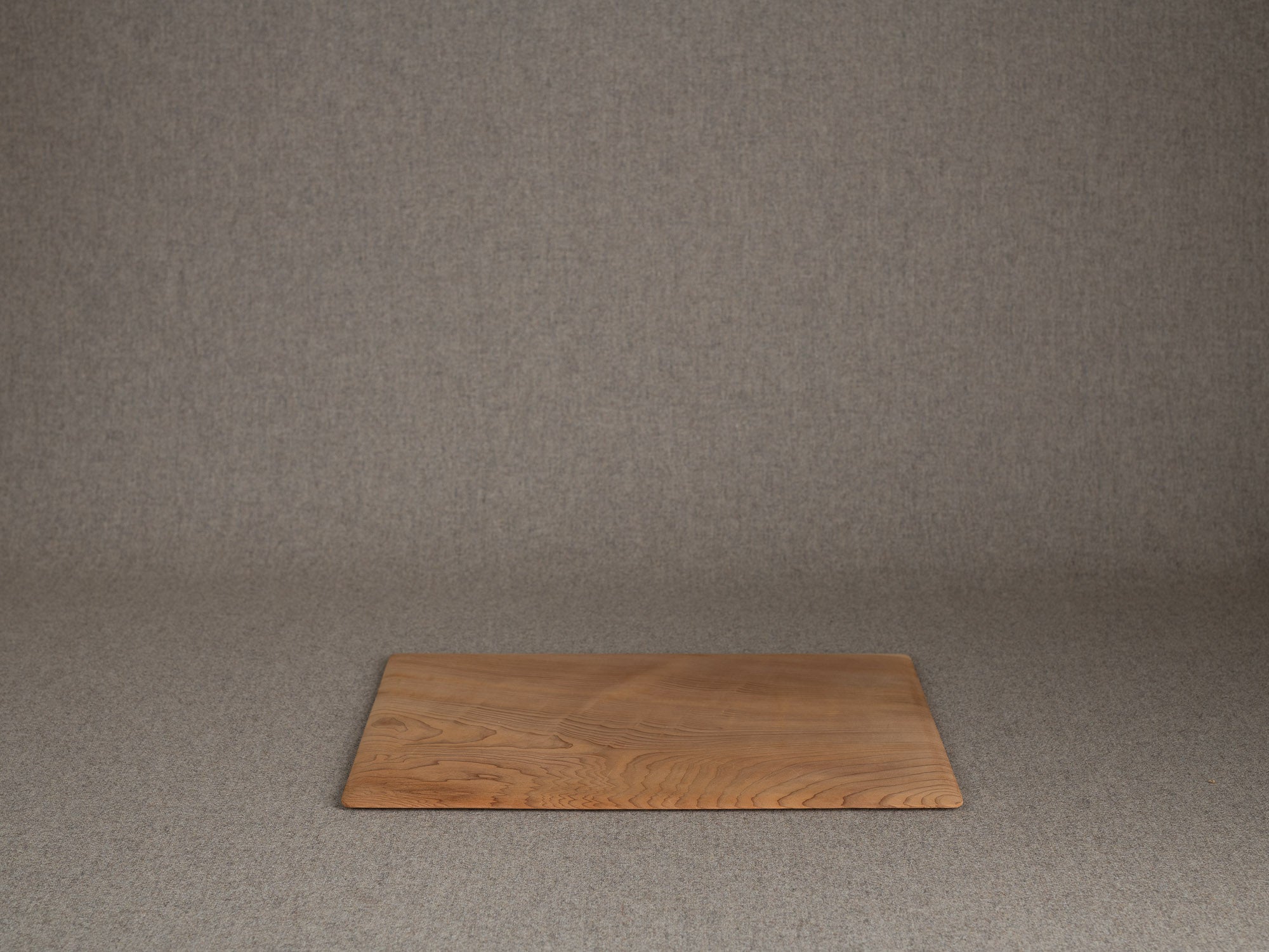 Plateau monoxyle senchabon en bois de cyprès, Japon (Fin de l'ère Showa)..Senchabon monoxyle tray in hinoki cypress wood, Japan (late Showa era)