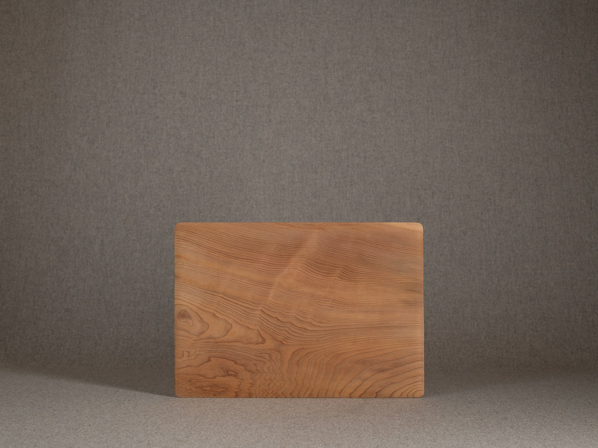 Plateau monoxyle senchabon en bois de cyprès, Japon (Fin de l'ère Showa)..Senchabon monoxyle tray in hinoki cypress wood, Japan (late Showa era)