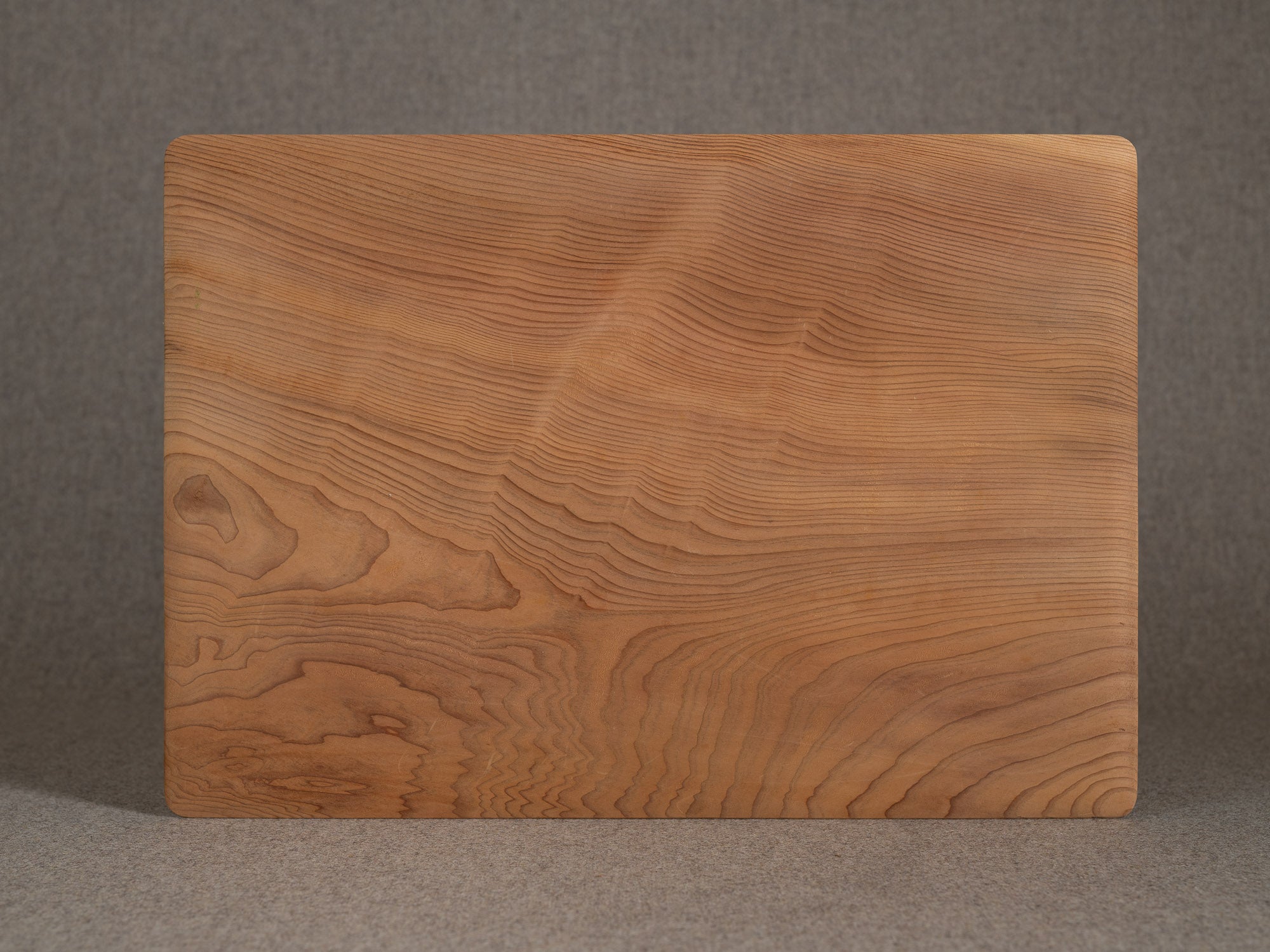Plateau monoxyle senchabon en bois de cyprès, Japon (Fin de l'ère Showa)..Senchabon monoxyle tray in hinoki cypress wood, Japan (late Showa era)