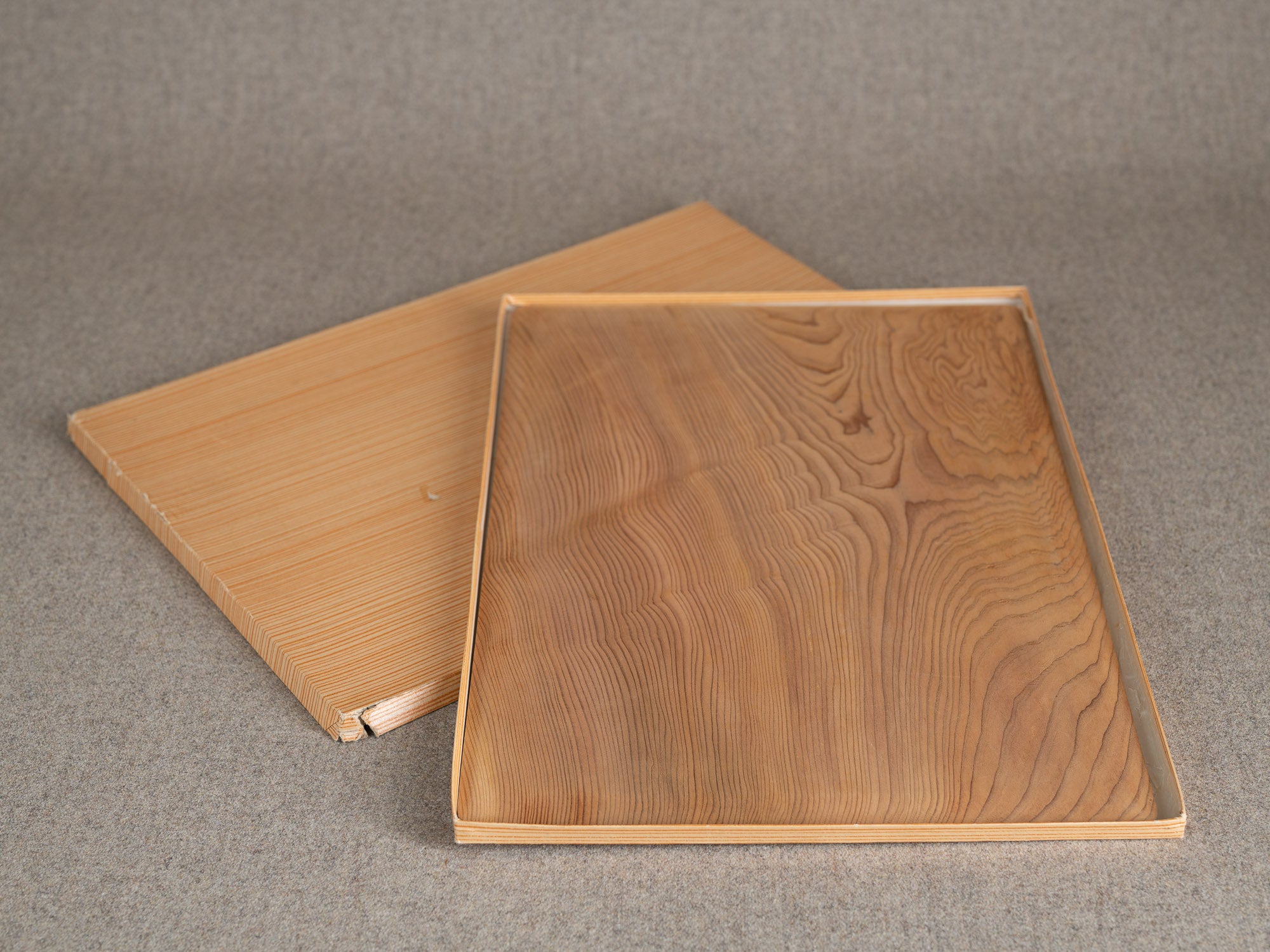 Plateau monoxyle senchabon en bois de cyprès, Japon (Fin de l'ère Showa)..Senchabon monoxyle tray in hinoki cypress wood, Japan (late Showa era)