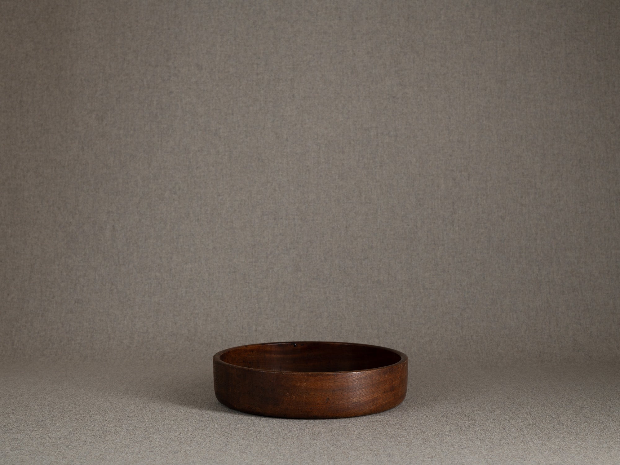Ancien plateau monoxyle circulaire senchabon en bois de zelkova, Japon (Fin de l'ère Meiji / début ère Shōwa)..Senchabon circular monoxyle tray in keyaki zelkova wood, Japan (Late Meiji / early Showa era)