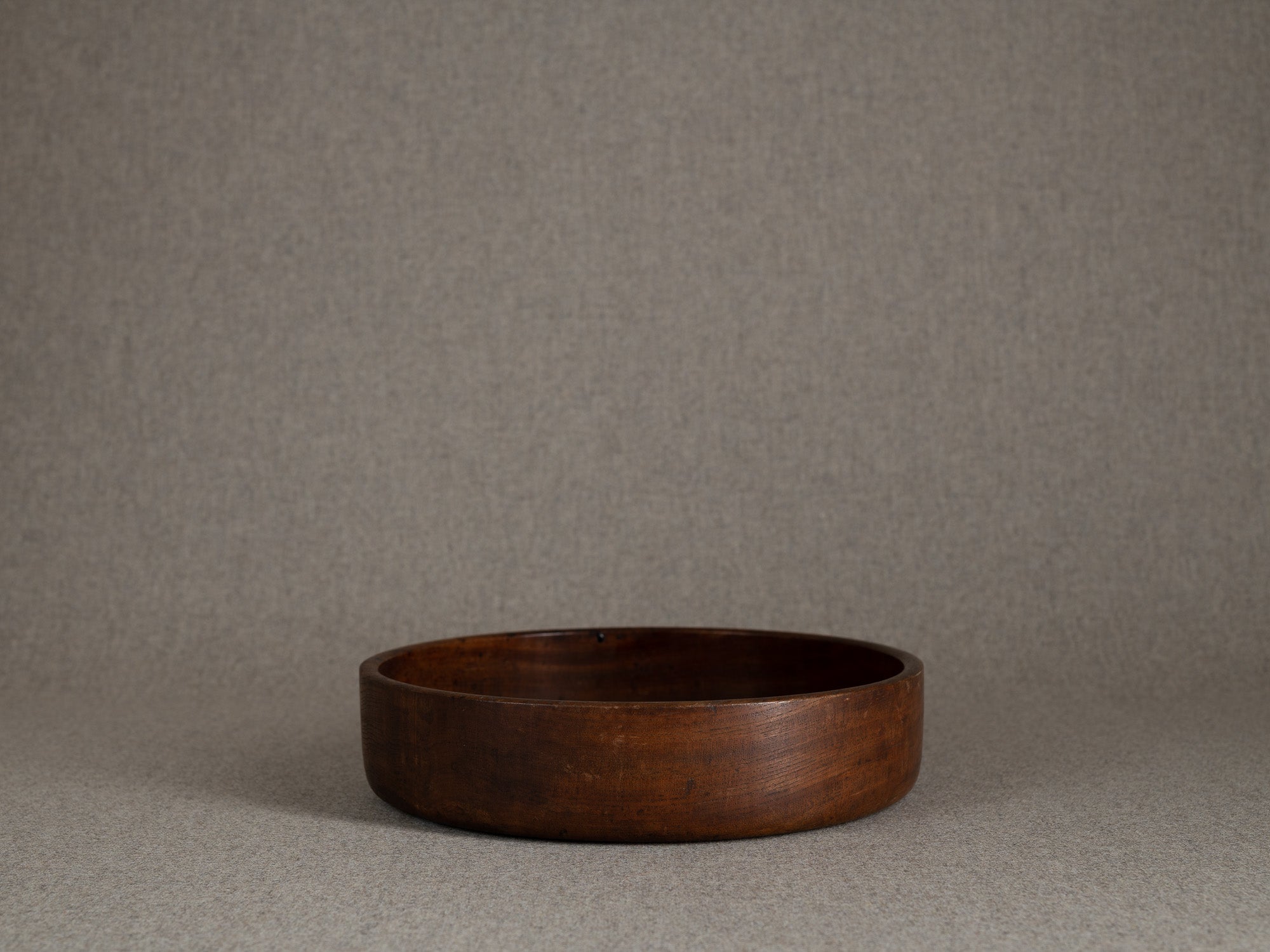 Ancien plateau monoxyle circulaire senchabon en bois de zelkova, Japon (Fin de l'ère Meiji / début ère Shōwa)..Senchabon circular monoxyle tray in keyaki zelkova wood, Japan (Late Meiji / early Showa era)