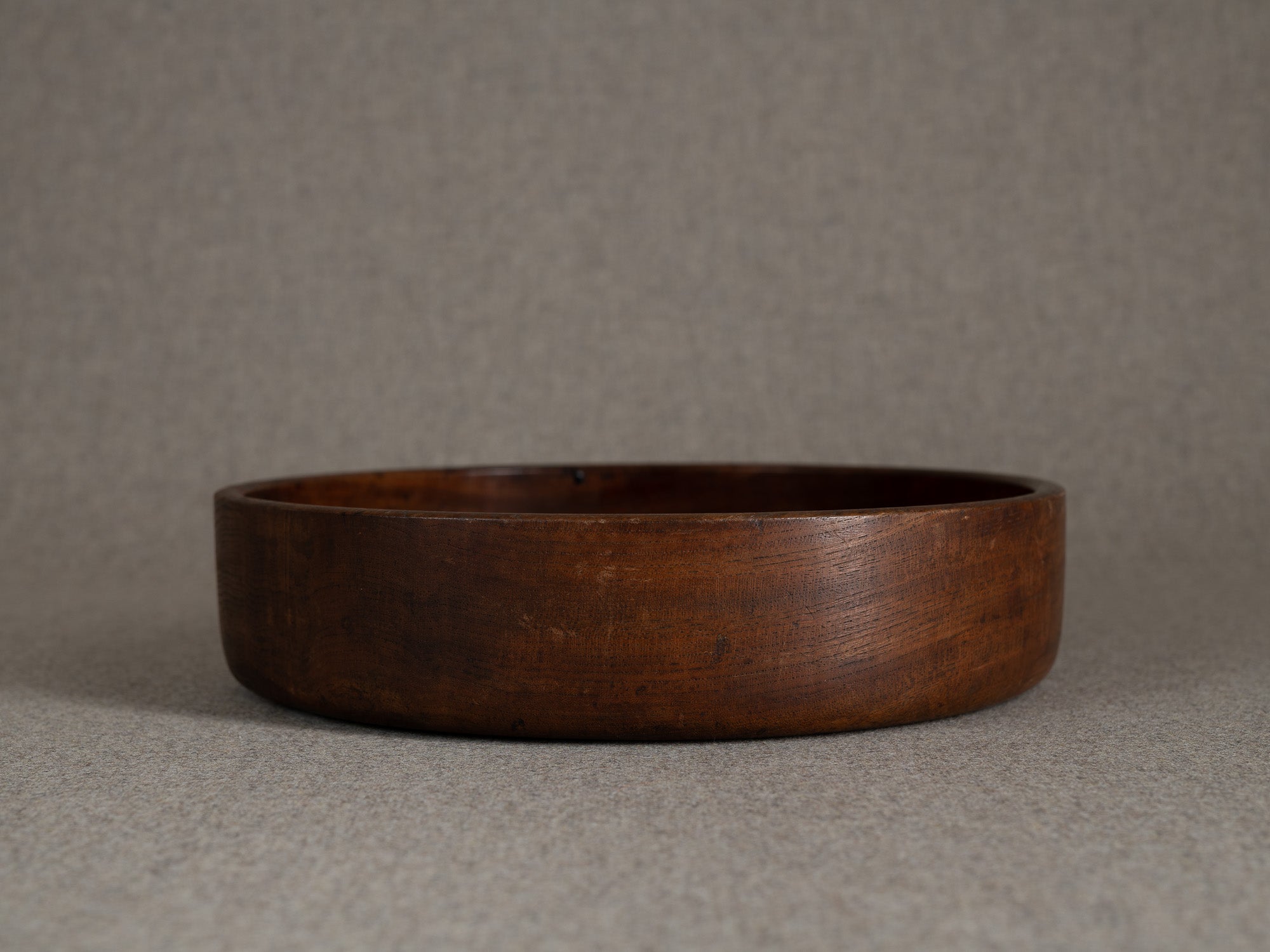 Ancien plateau monoxyle circulaire senchabon en bois de zelkova, Japon (Fin de l'ère Meiji / début ère Shōwa)..Senchabon circular monoxyle tray in keyaki zelkova wood, Japan (Late Meiji / early Showa era)