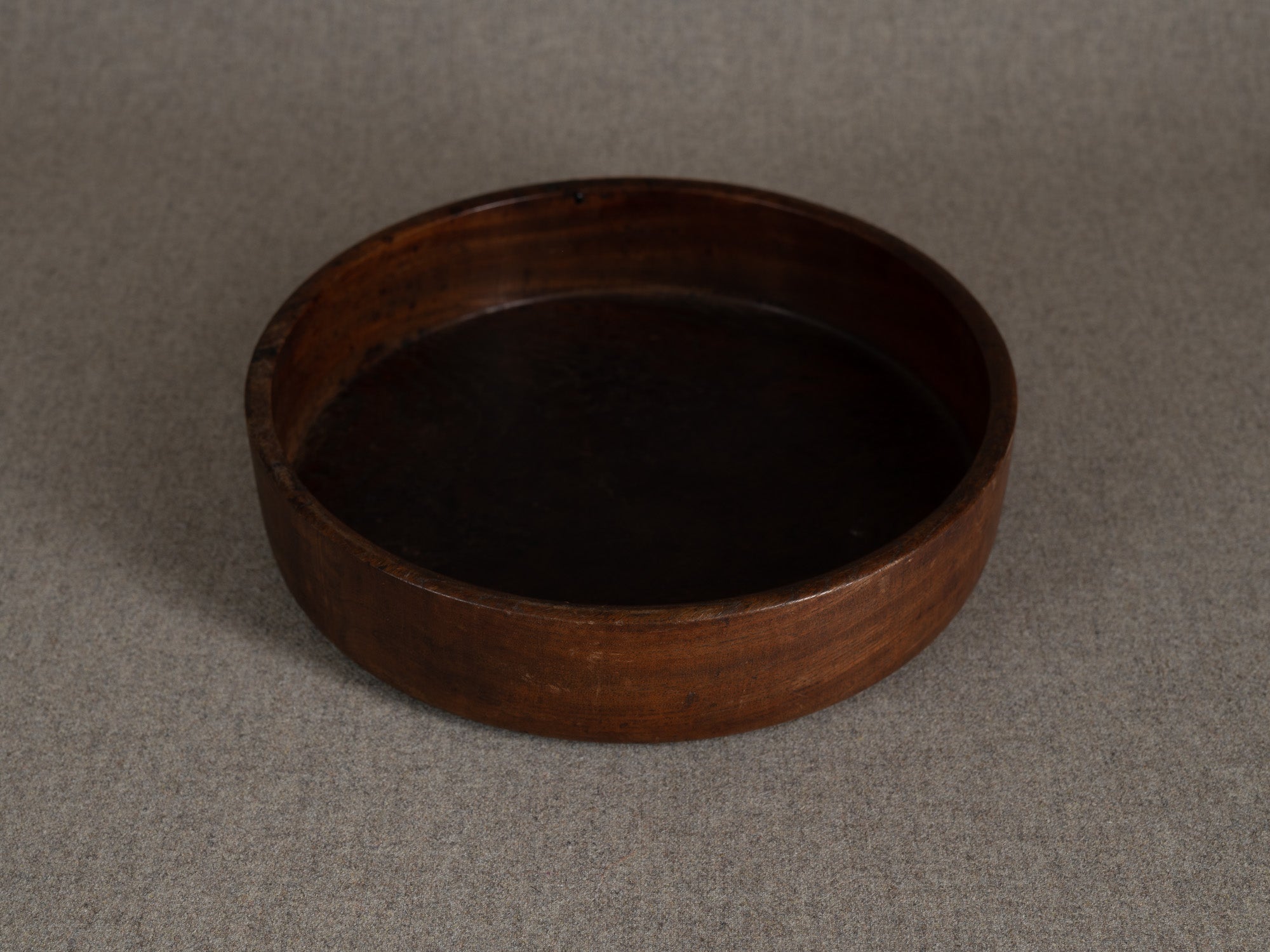 Ancien plateau monoxyle circulaire senchabon en bois de zelkova, Japon (Fin de l'ère Meiji / début ère Shōwa)..Senchabon circular monoxyle tray in keyaki zelkova wood, Japan (Late Meiji / early Showa era)