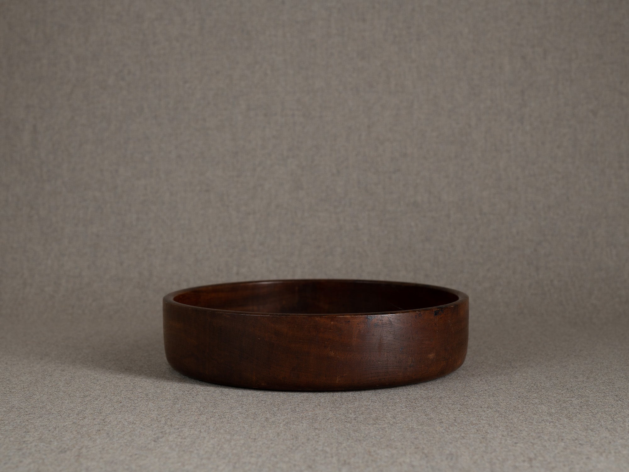 Ancien plateau monoxyle circulaire senchabon en bois de zelkova, Japon (Fin de l'ère Meiji / début ère Shōwa)..Senchabon circular monoxyle tray in keyaki zelkova wood, Japan (Late Meiji / early Showa era)