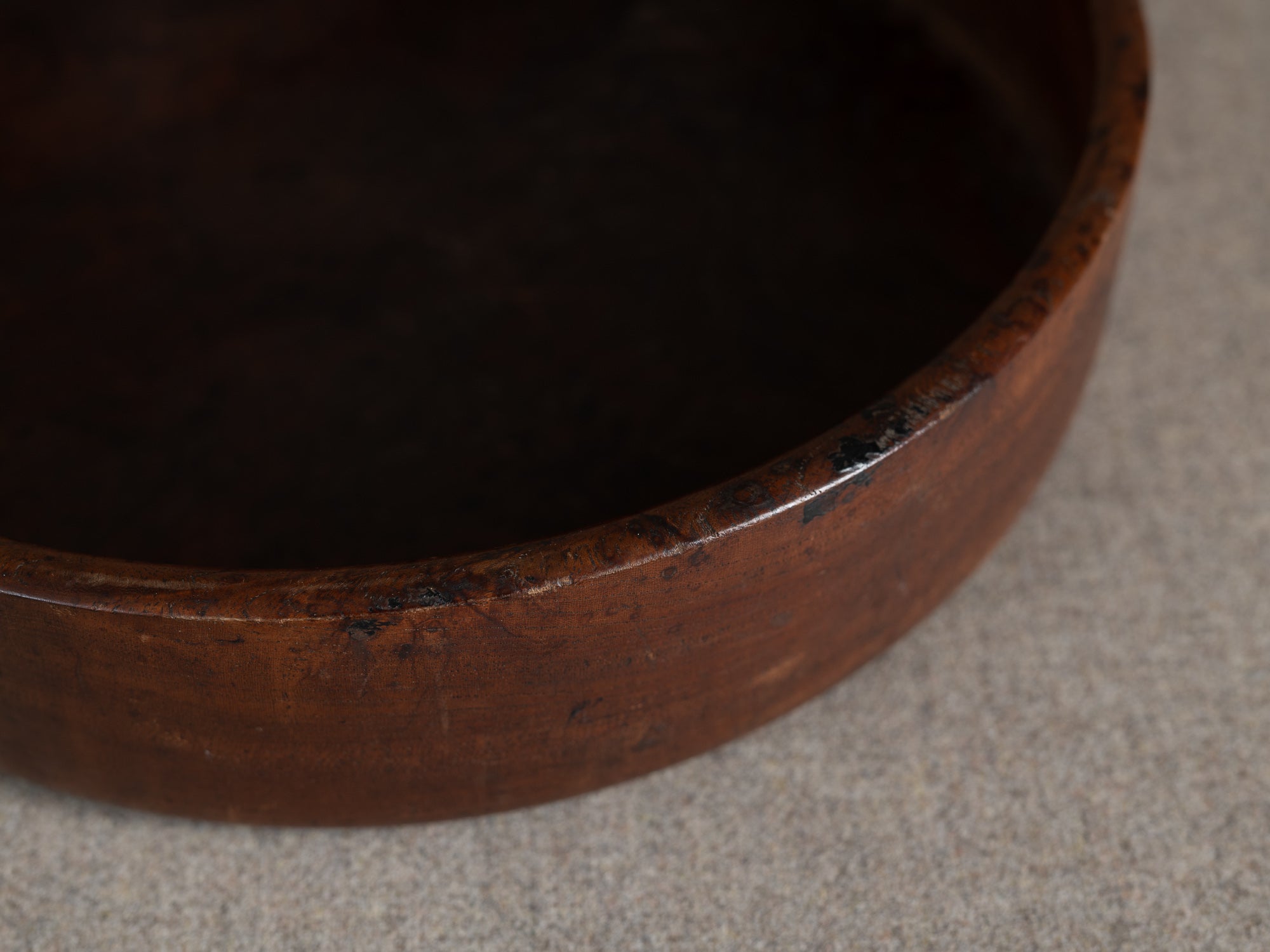 Ancien plateau monoxyle circulaire senchabon en bois de zelkova, Japon (Fin de l'ère Meiji / début ère Shōwa)..Senchabon circular monoxyle tray in keyaki zelkova wood, Japan (Late Meiji / early Showa era)