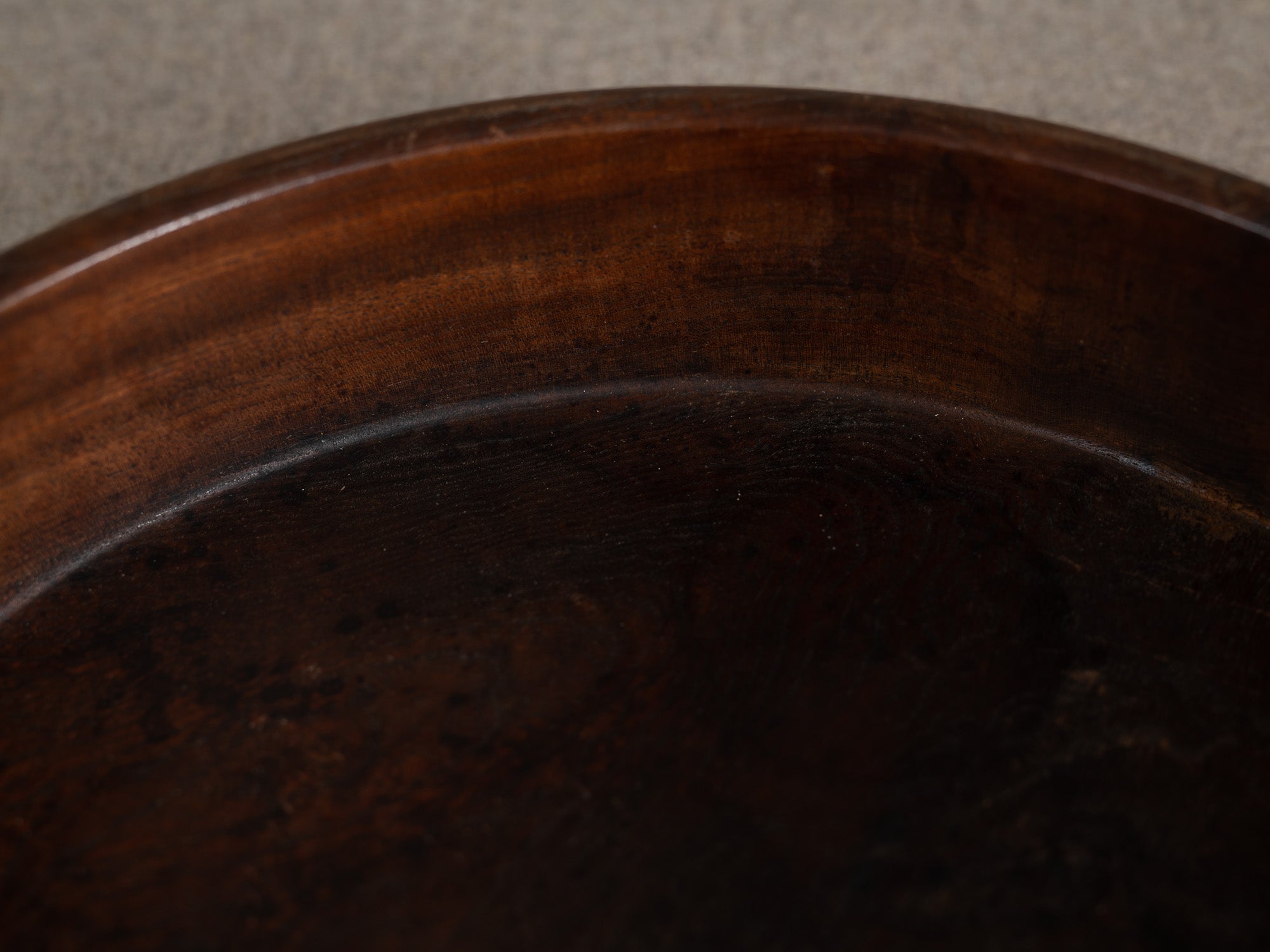 Ancien plateau monoxyle circulaire senchabon en bois de zelkova, Japon (Fin de l'ère Meiji / début ère Shōwa)..Senchabon circular monoxyle tray in keyaki zelkova wood, Japan (Late Meiji / early Showa era)