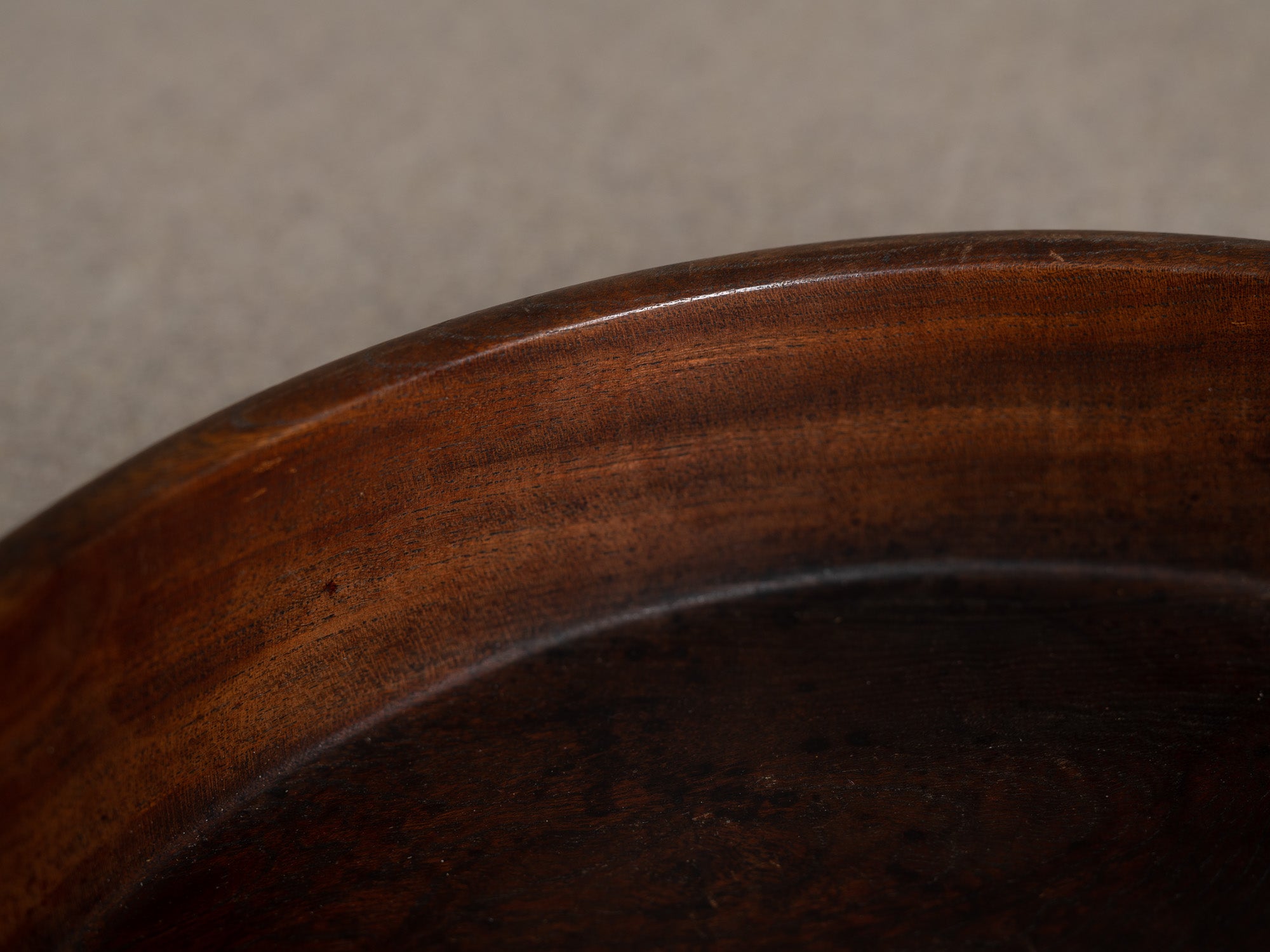 Ancien plateau monoxyle circulaire senchabon en bois de zelkova, Japon (Fin de l'ère Meiji / début ère Shōwa)..Senchabon circular monoxyle tray in keyaki zelkova wood, Japan (Late Meiji / early Showa era)