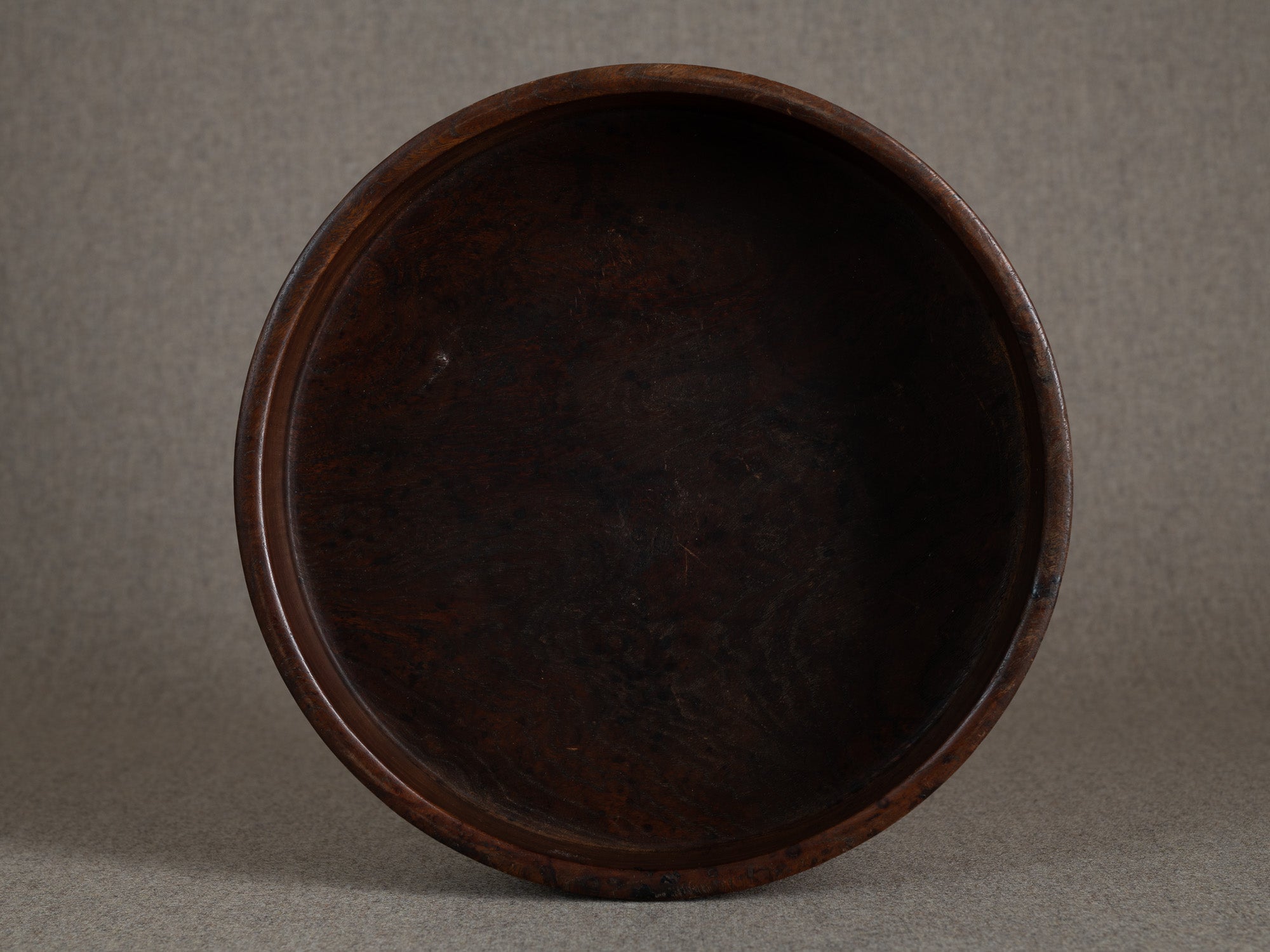 Ancien plateau monoxyle circulaire senchabon en bois de zelkova, Japon (Fin de l'ère Meiji / début ère Shōwa)..Senchabon circular monoxyle tray in keyaki zelkova wood, Japan (Late Meiji / early Showa era)
