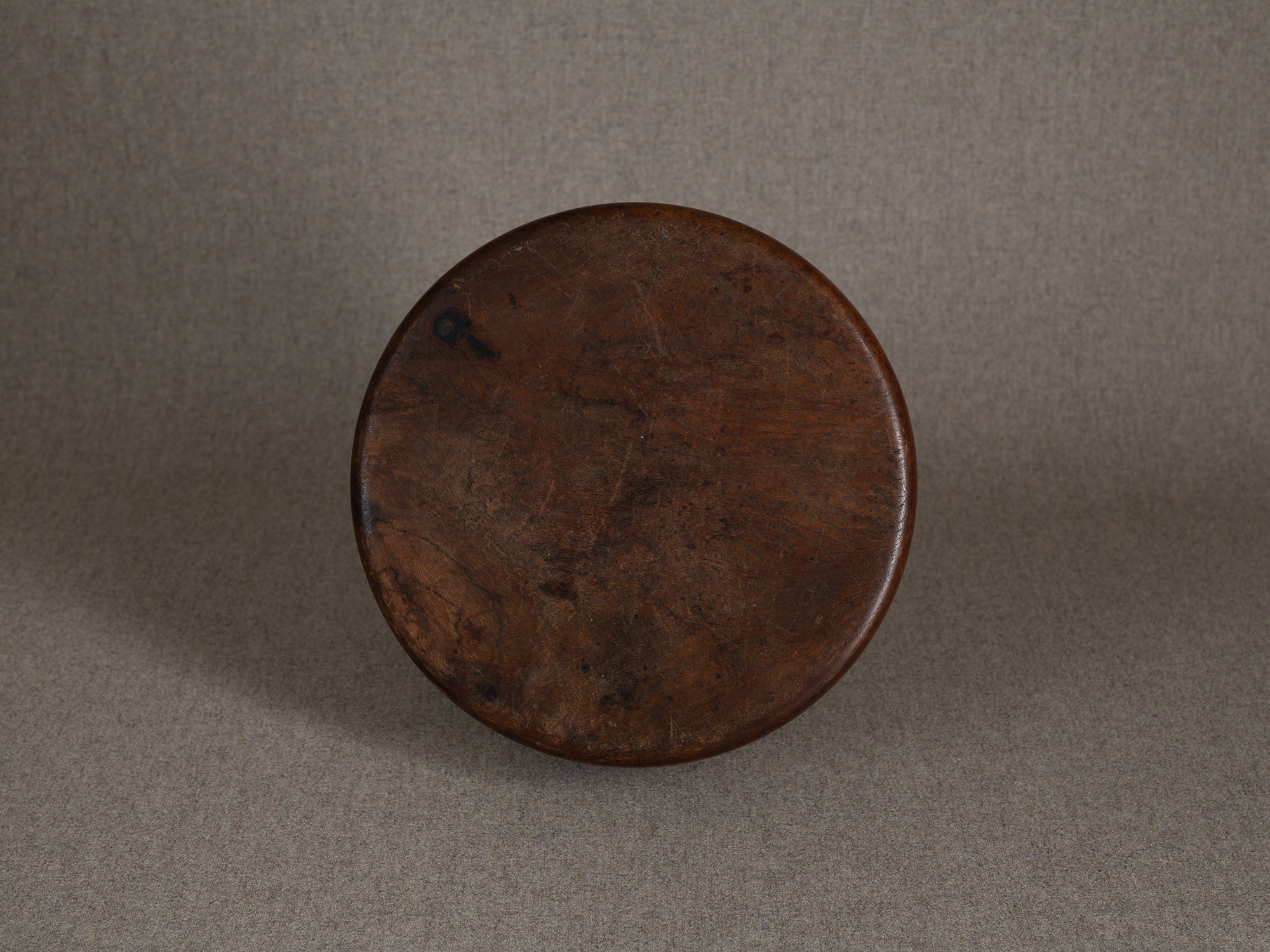 Ancien plateau monoxyle circulaire senchabon en bois de zelkova, Japon (Fin de l'ère Meiji / début ère Shōwa)..Senchabon circular monoxyle tray in keyaki zelkova wood, Japan (Late Meiji / early Showa era)