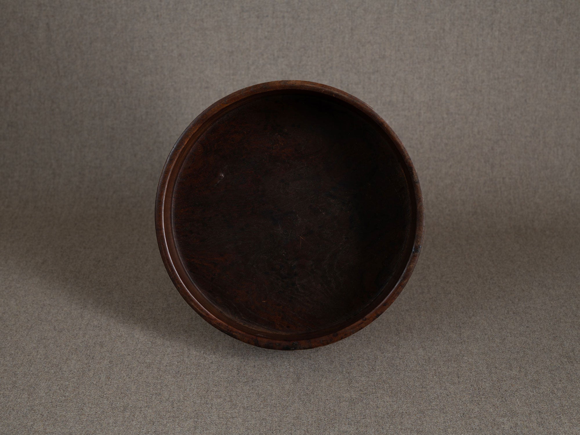 Ancien plateau monoxyle circulaire senchabon en bois de zelkova, Japon (Fin de l'ère Meiji / début ère Shōwa)..Senchabon circular monoxyle tray in keyaki zelkova wood, Japan (Late Meiji / early Showa era)
