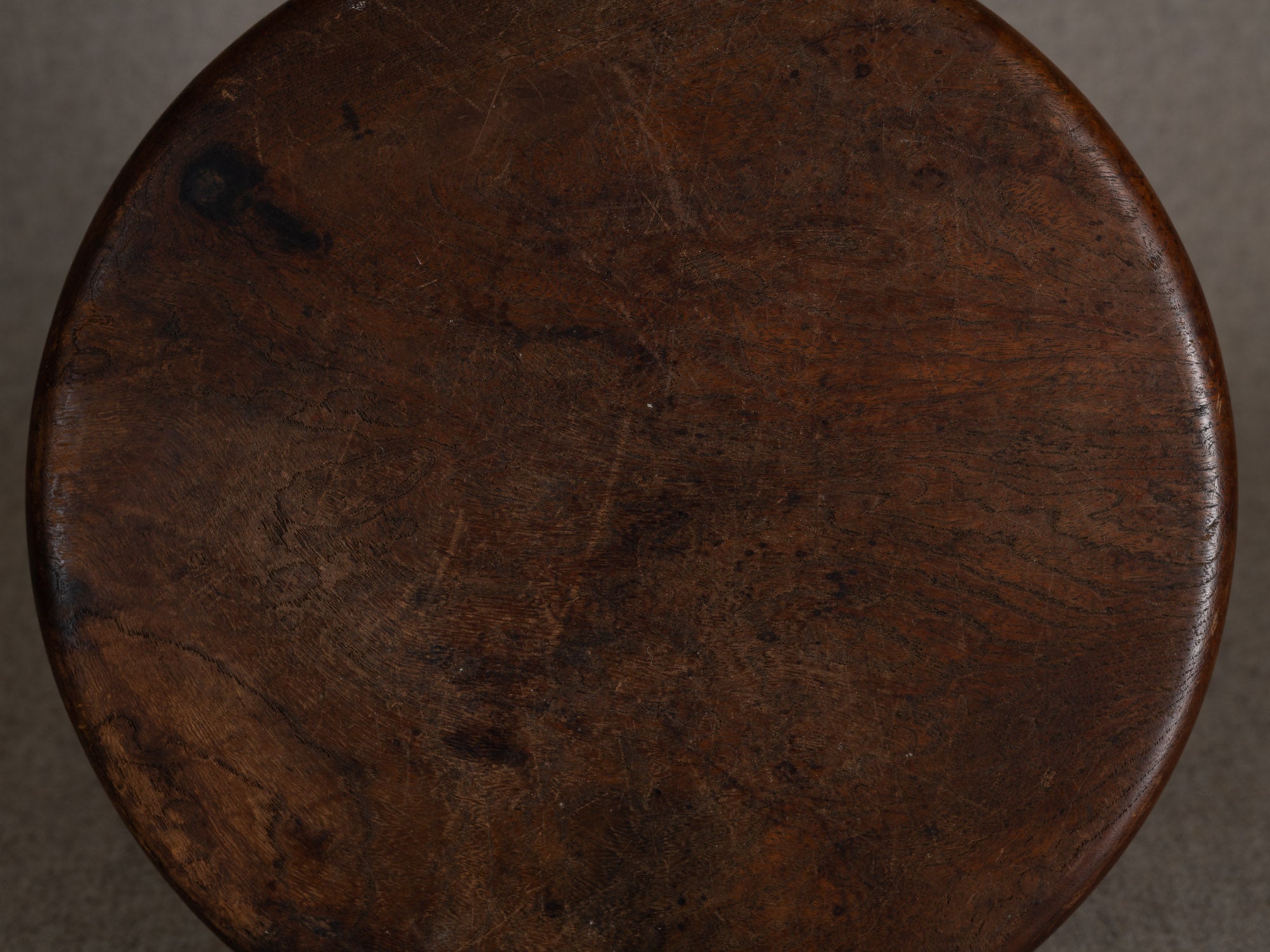 Ancien plateau monoxyle circulaire senchabon en bois de zelkova, Japon (Fin de l'ère Meiji / début ère Shōwa)..Senchabon circular monoxyle tray in keyaki zelkova wood, Japan (Late Meiji / early Showa era)