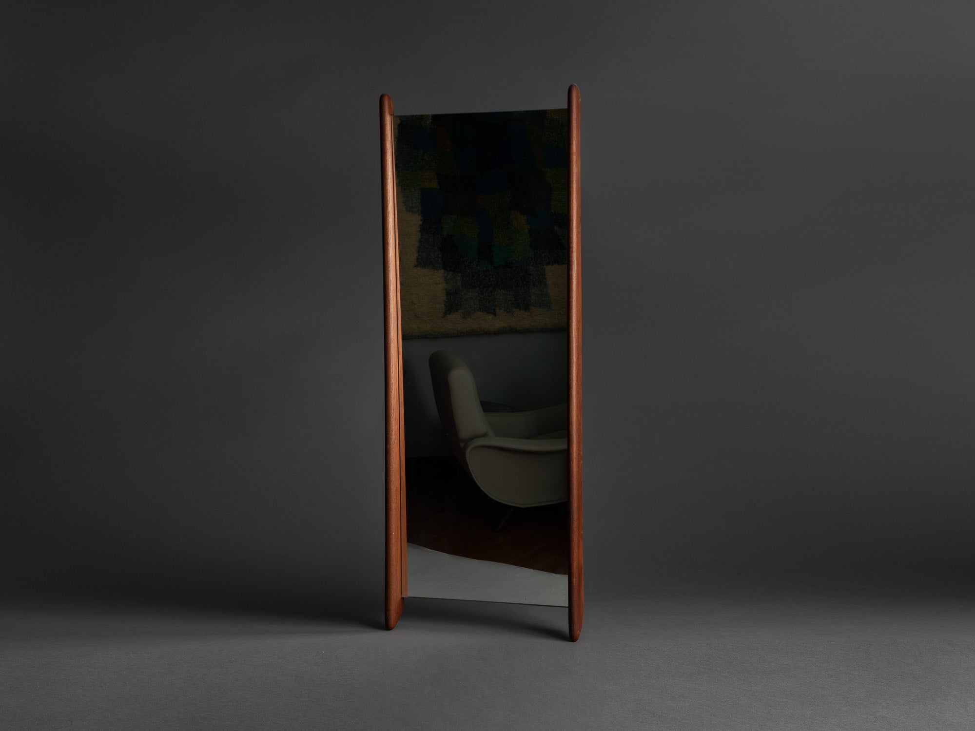 Miroir à cadre biomorphique en teck Pedersen & Hansen, Danemark (vers 1955)..Free form biomorphic style teak mirror Pedersen & Hansen, Denmark (circa 1955)