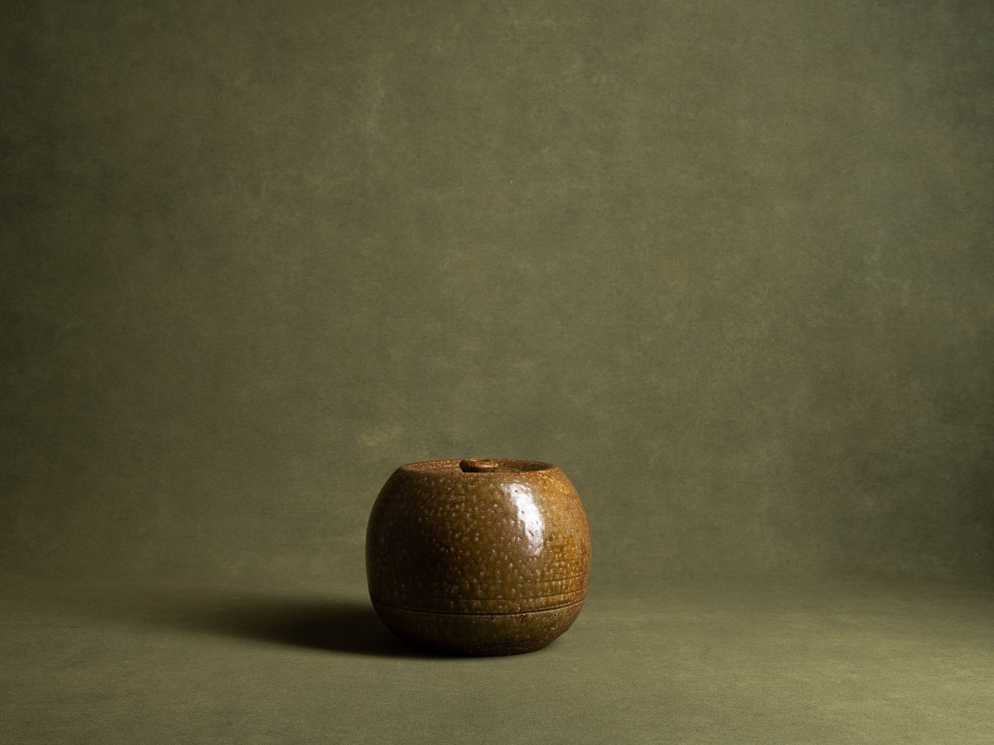 Mizusashi, pot couvert à eau pour la cérémonie du thé, Japon (ére Shōwa)..Seto ware lidded pot, Mizusashi for tea ceremony, Japan (Shōwa Era)